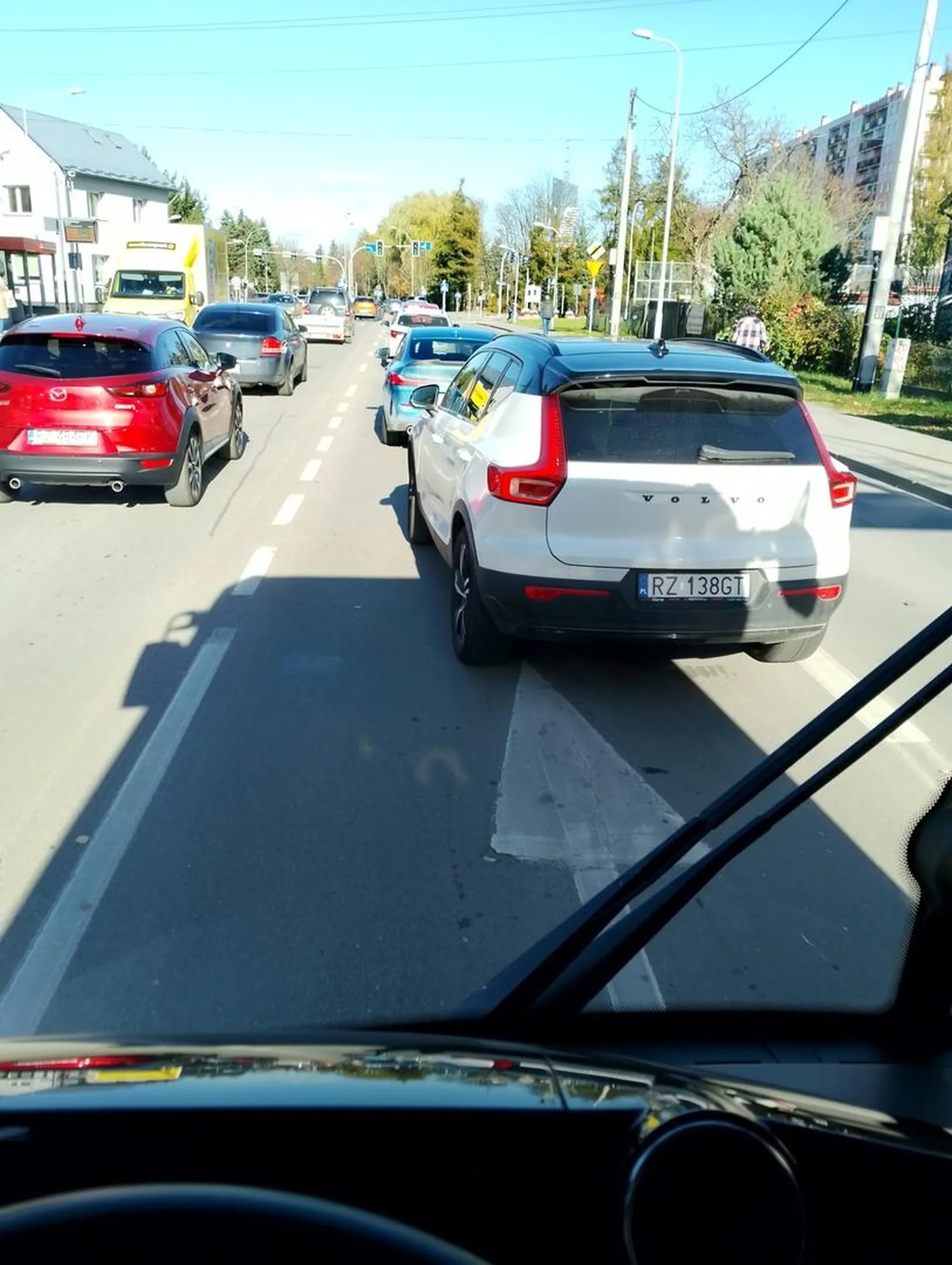 Kierowczyni wpycha się przed autobus w miejsce gdzie kierowca zostawia na rozpędzanie się, po czym nie zdążamy przejechać z 57 pasażerami.