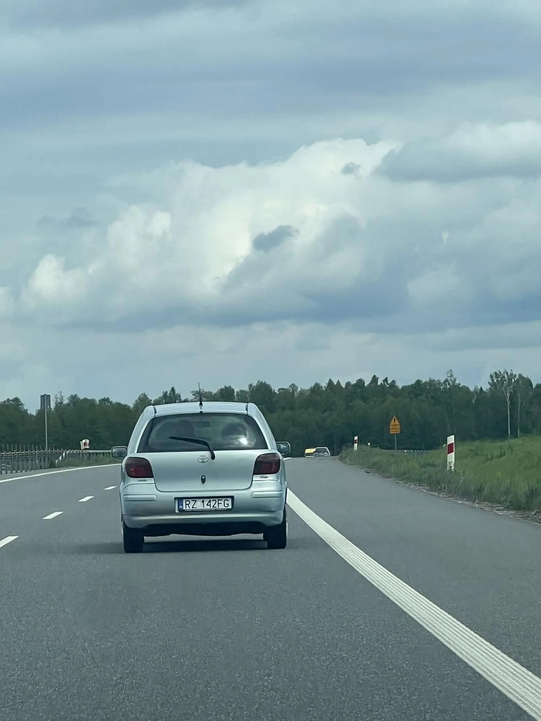 Mega profesjonalny kierowca, świetnie się za nim jedzie