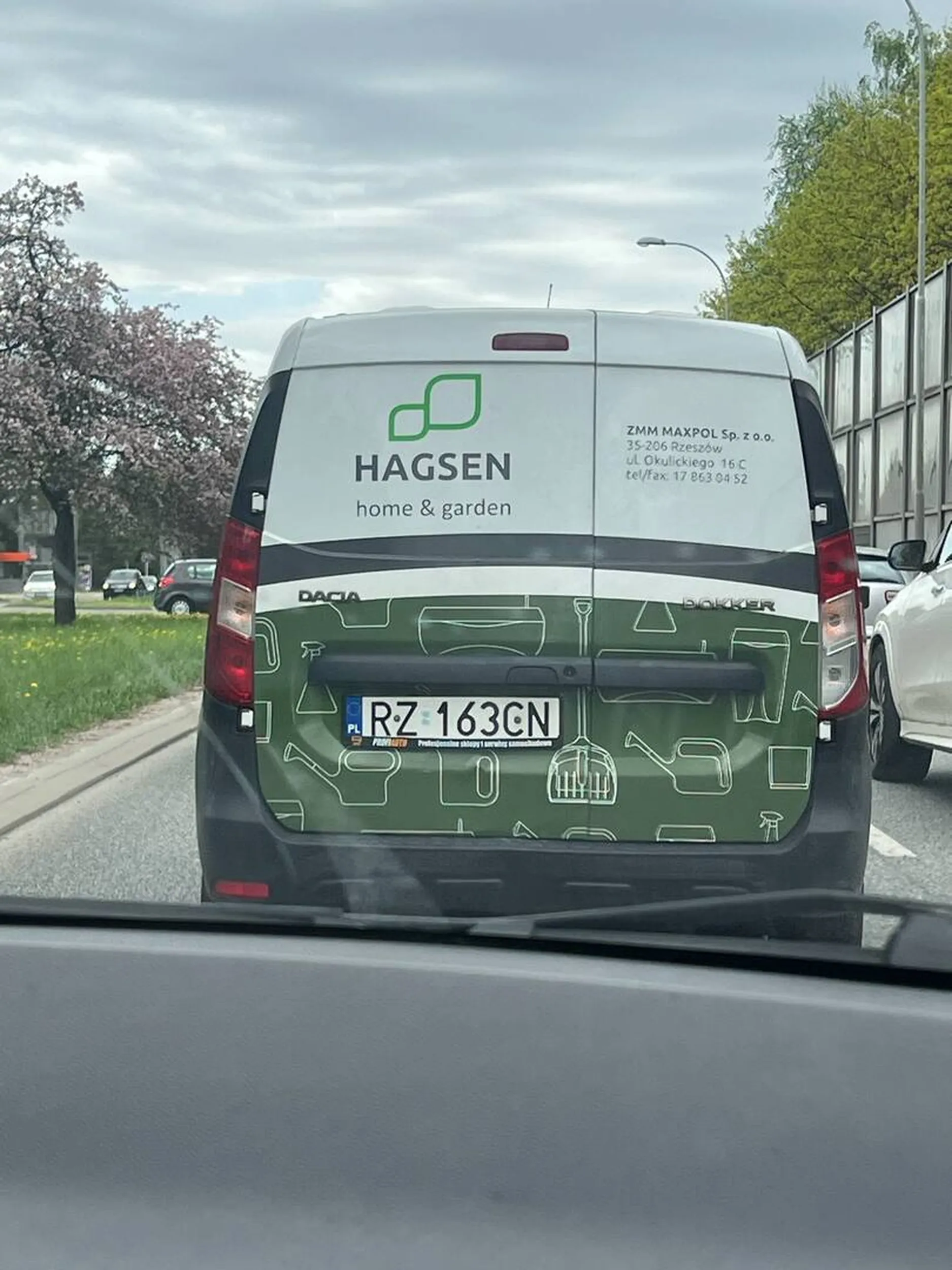 Cymbał nie ma świateł stopu. Uważajcie