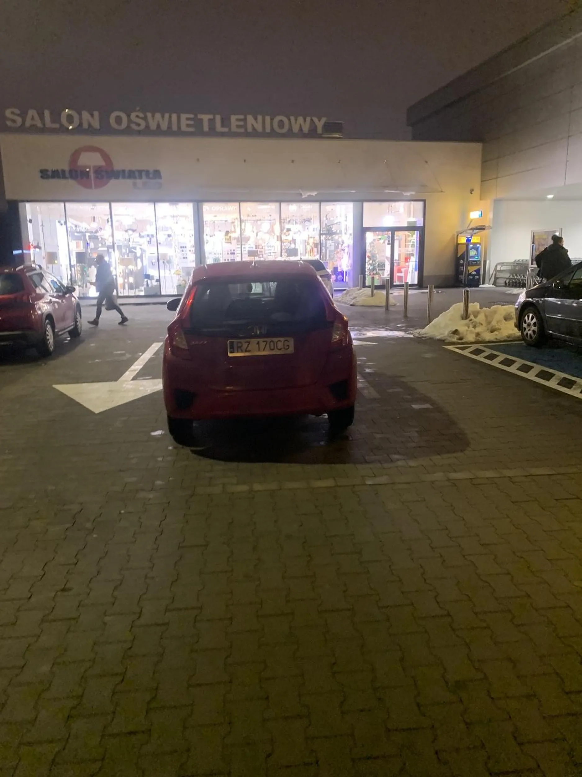 Naucz się parkować bo blokujesz cały przejazd