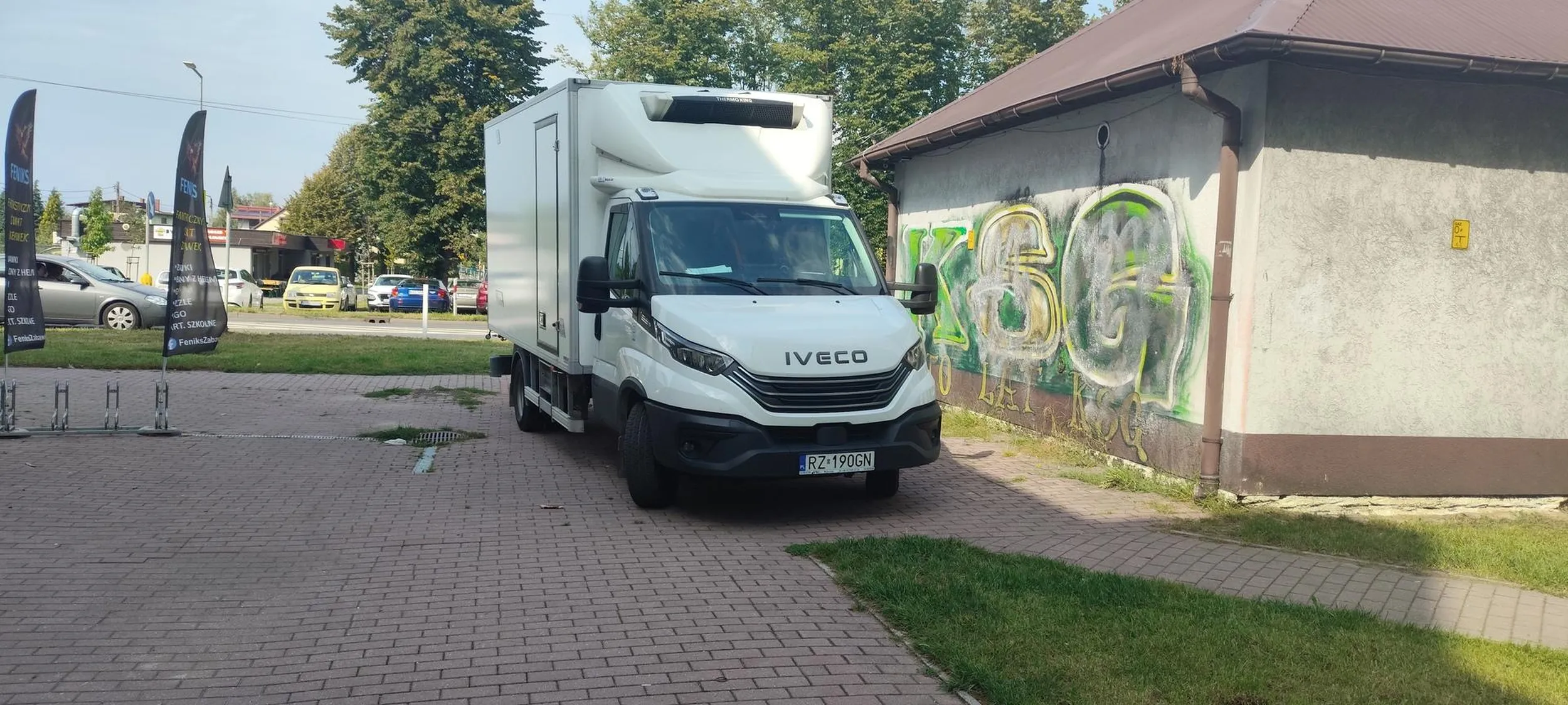 Jazda po chodniku i postój na nim