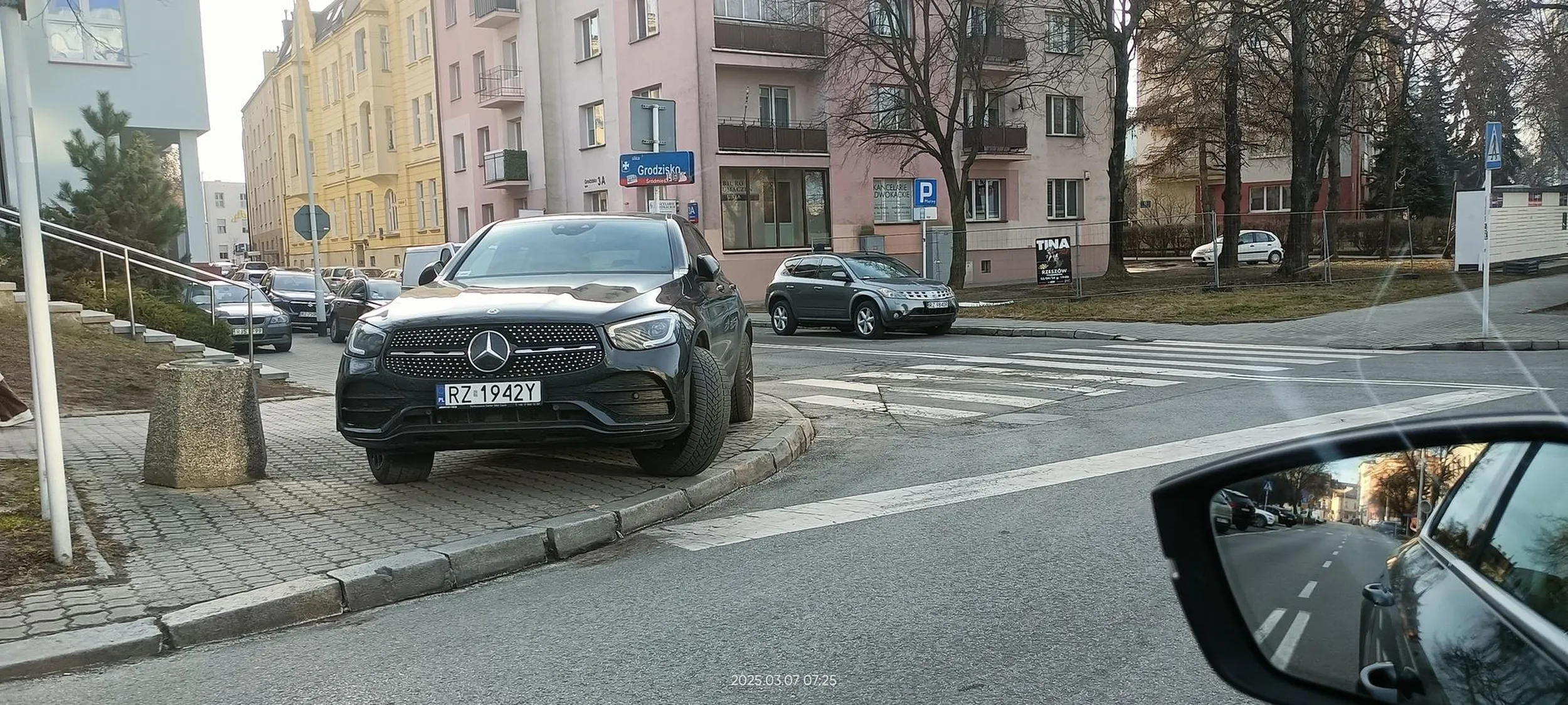 Sporo wolnych miejsc parkingowych w okolicy, ale trzeba jebnąć na chodniku, żeby wszyscy podziwiali.
