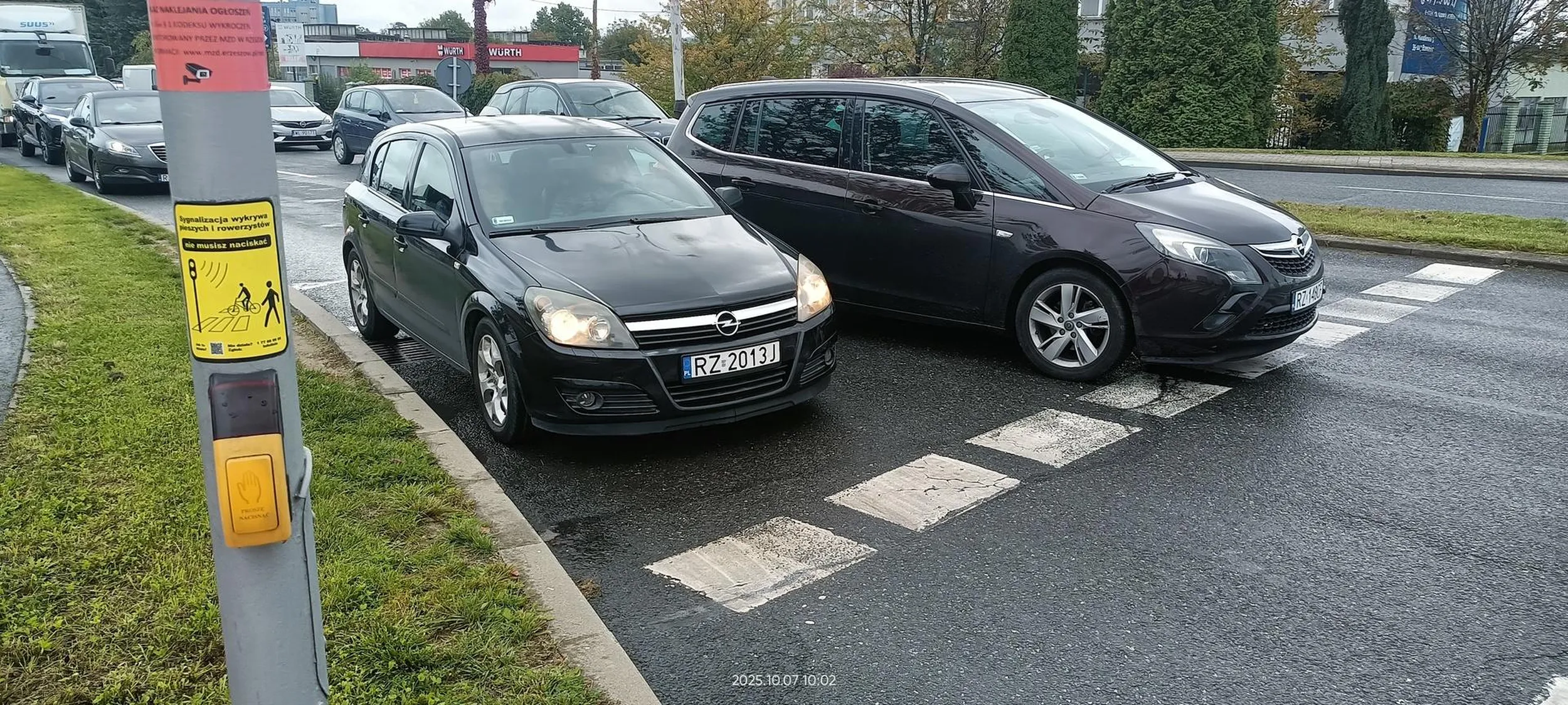 Dziaders trąbi i przepycha się na skrzyżowaniu.