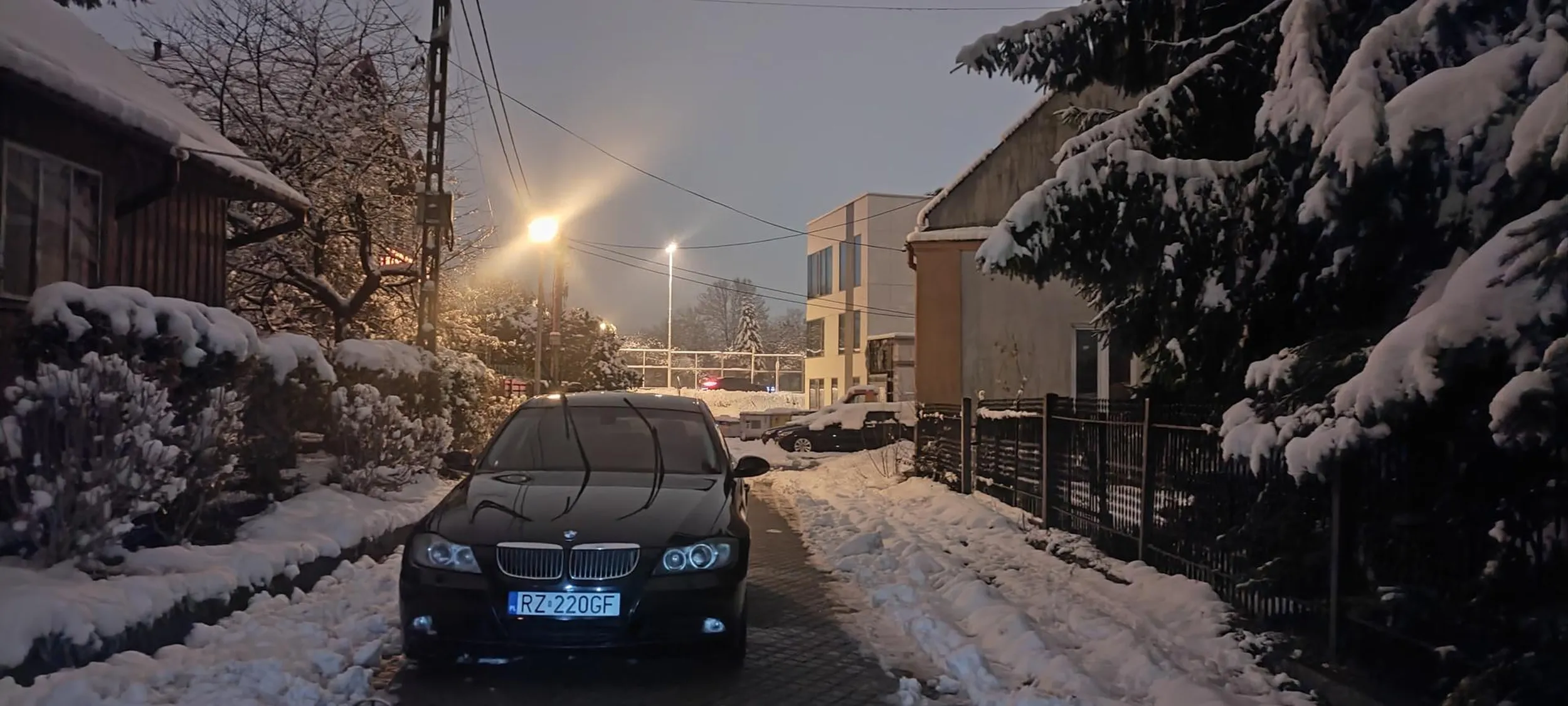 Szanowny panicz stwierdził, że on w śniegu brodził nie będzie i niech inni jeżdżą po zamarzniętych zaspach, by ominąć jego starego gruza. Jest to ślepa uliczka i jedyny wjazd na parking.