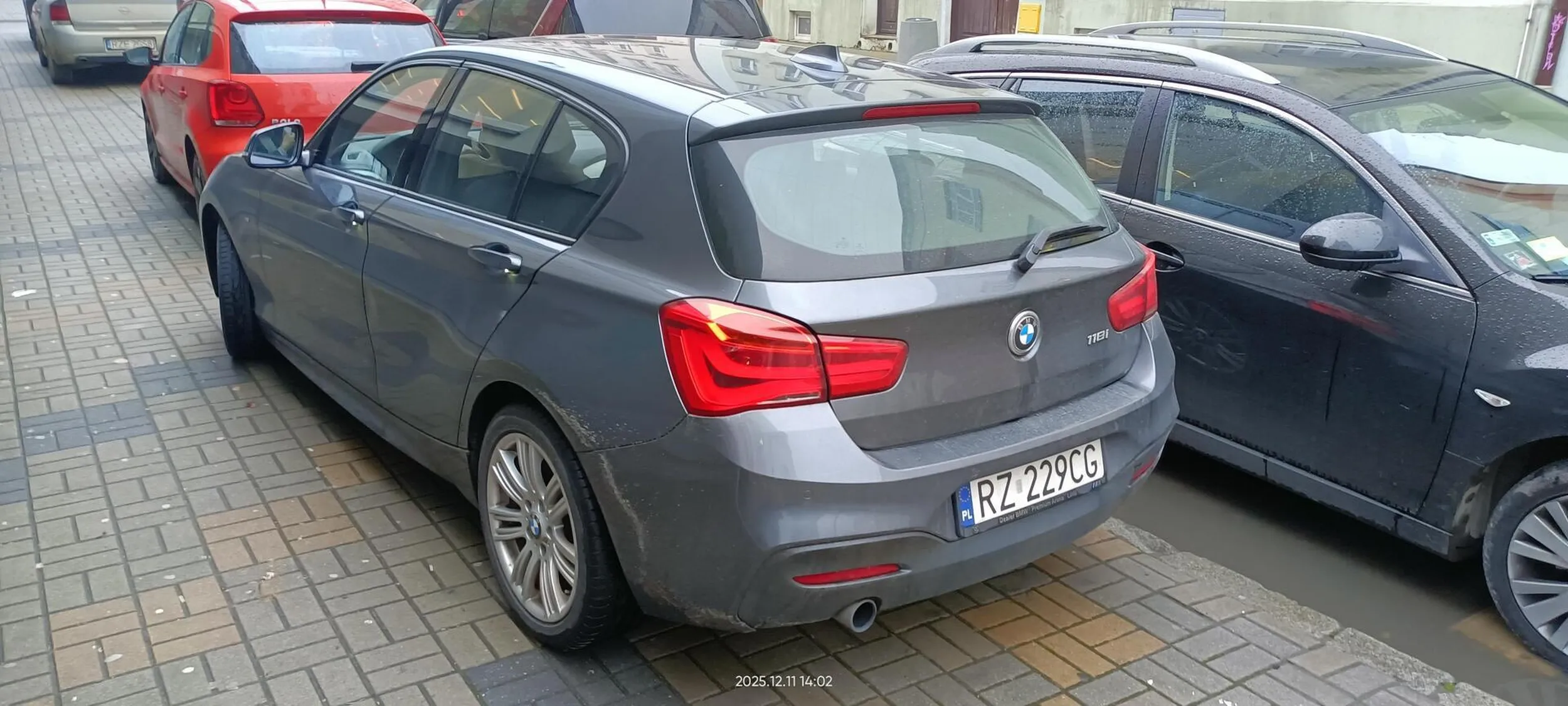 Święta krowa chodnikowa. Nie tylko parkuje, ale też jeździ po chodniku.