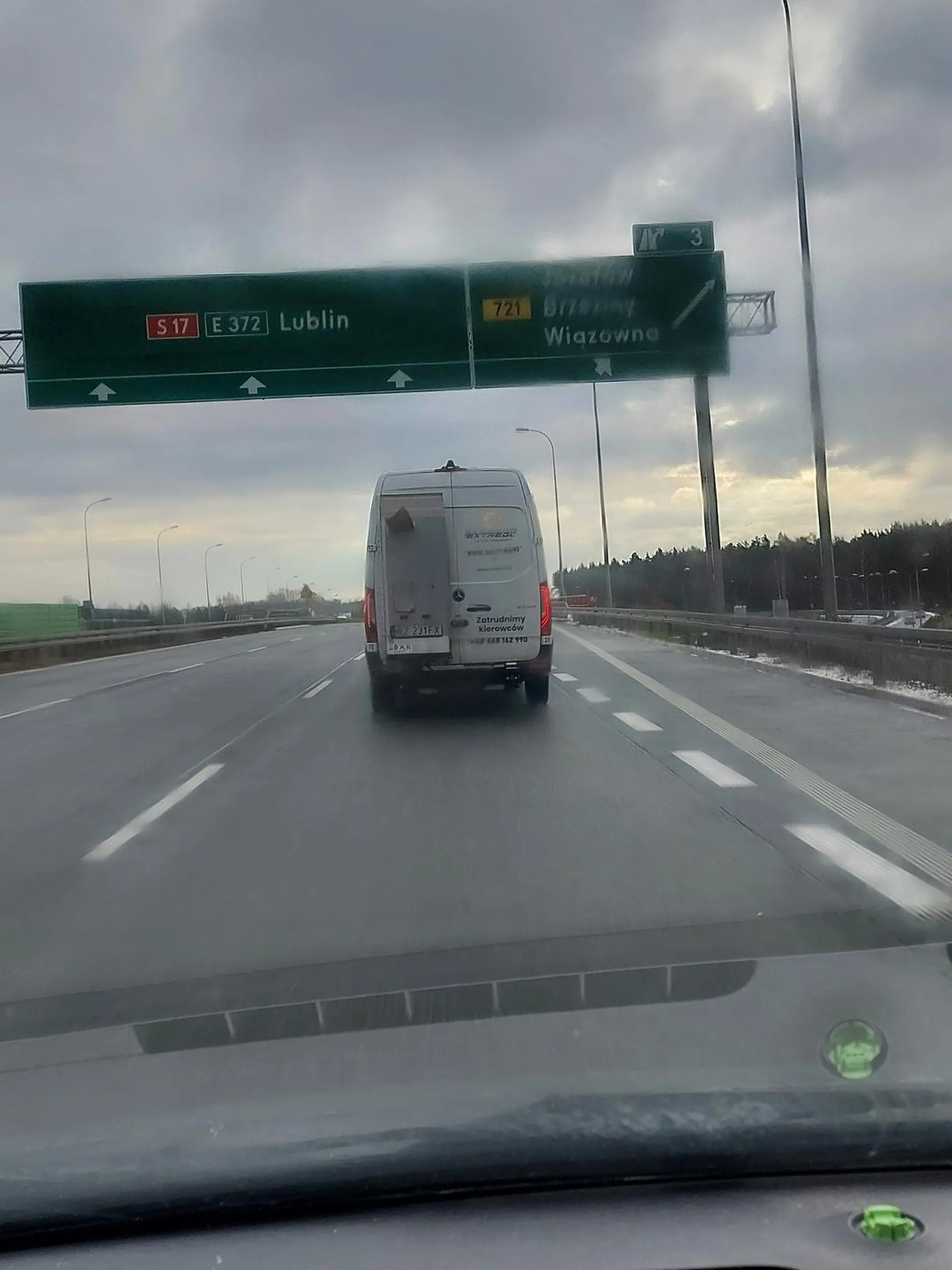 Kutas zajeżdżający drogę