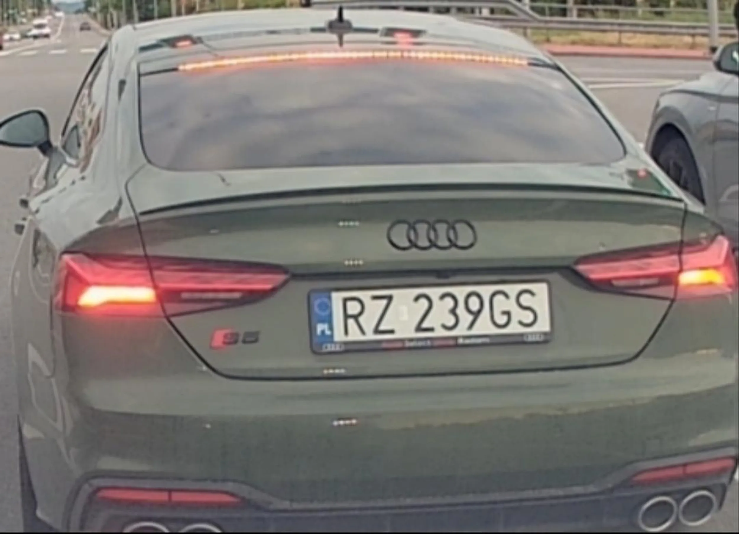 Lepiej żeby Tatuś zabrał kluczyki do tego zielonego audi, aby synuś nie musiał ukrywać się w Dubaju... Ma ewidentnie frajdę z zajeżdżania drogi i robi to bez przerwy każdemu napotkanemu kierowcy na Sikorskiego w Rzeszowie. Wyprzedza i od razu gwałtownie hamuje i potem specjalnie nie daje się wyprzedzić. Taki wiejski przygłup. Nagranie już na policji ale jak to jakiś znajomek to pewnie będzie bez reakcji.