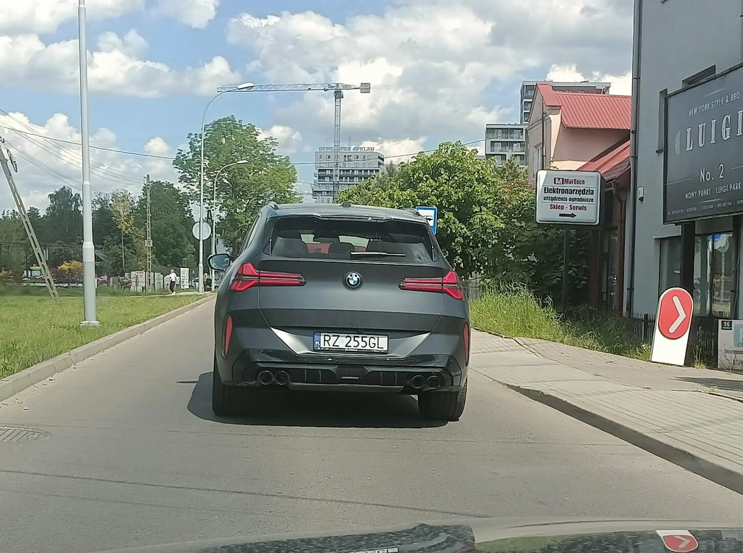 Kretyn w ostatniej chwili z lewego pasa pcha się "na chama" na prawy, żeby skręcić. Blokując tym samym obydwa pasy ruchu.