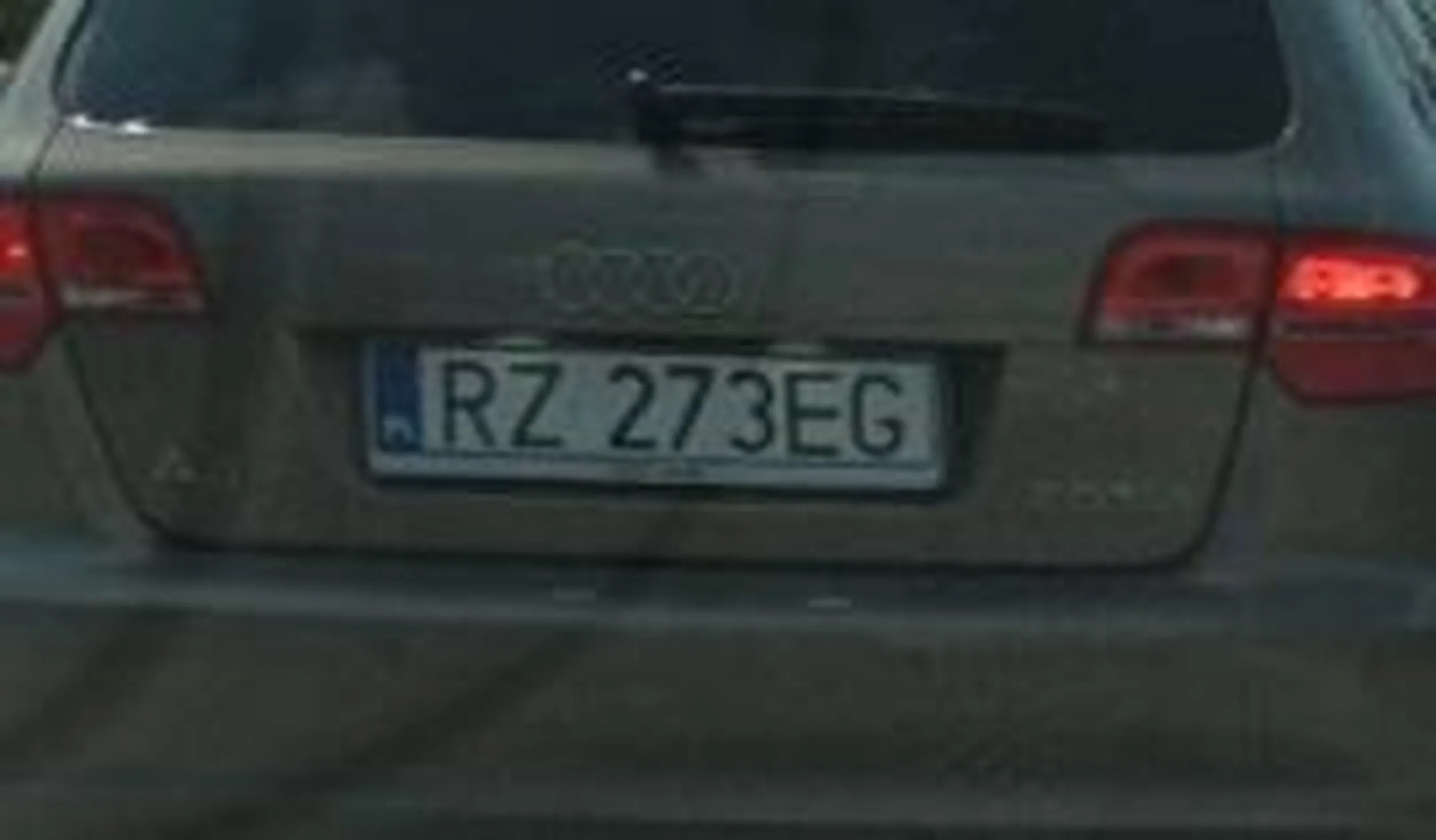 Kobieto naucz się jeździć. Jak można wyprzedzić na podwójnej ciągłej i nagle hamować do zera bo przeszkoda przed tobą jest... Moje dzieci mają więcej ojeju w głowie jak ty w tej AUDI