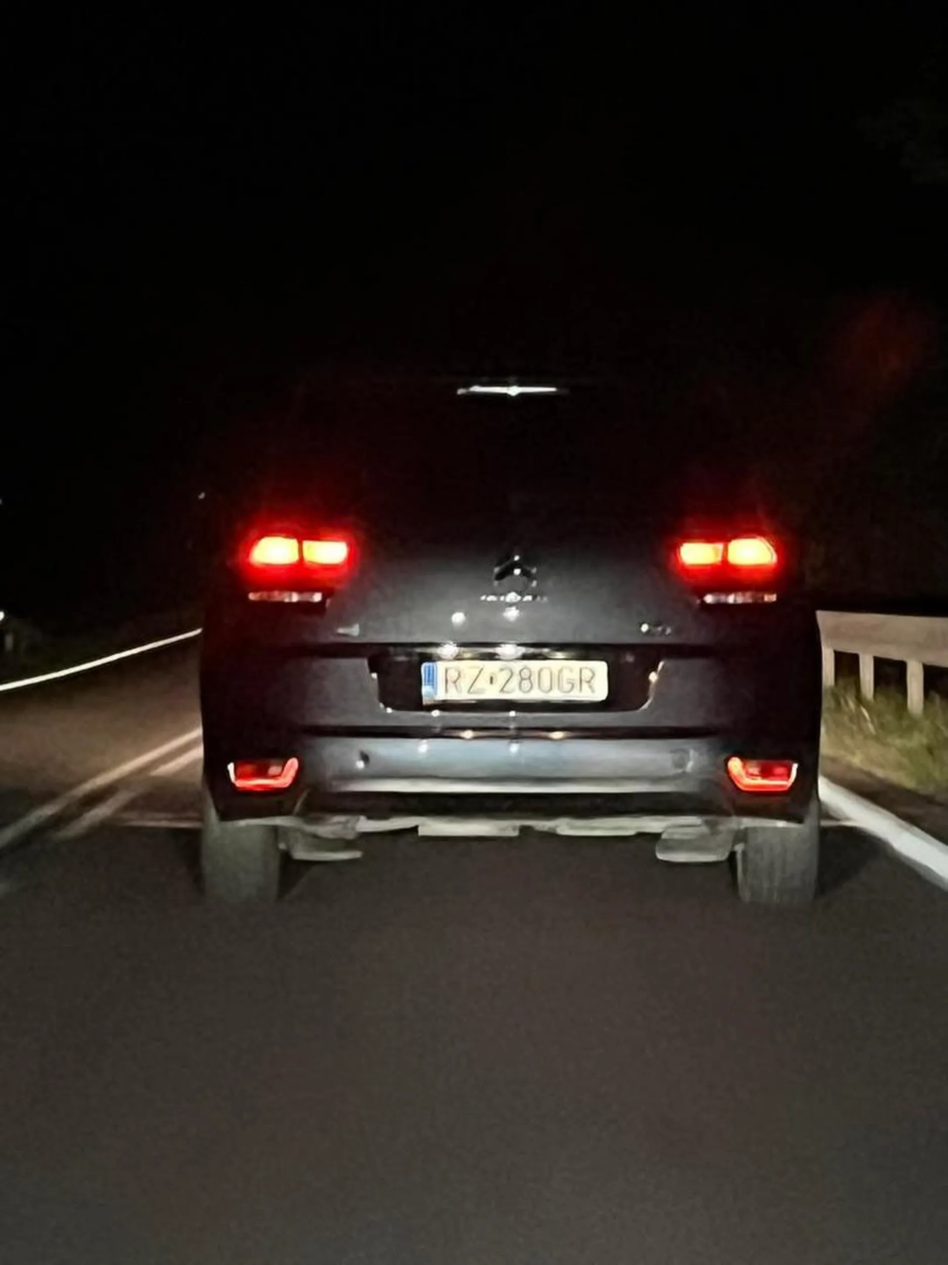 Wywala śmieci przez okno ze swojego brzydkiego mercedesa w leasingu