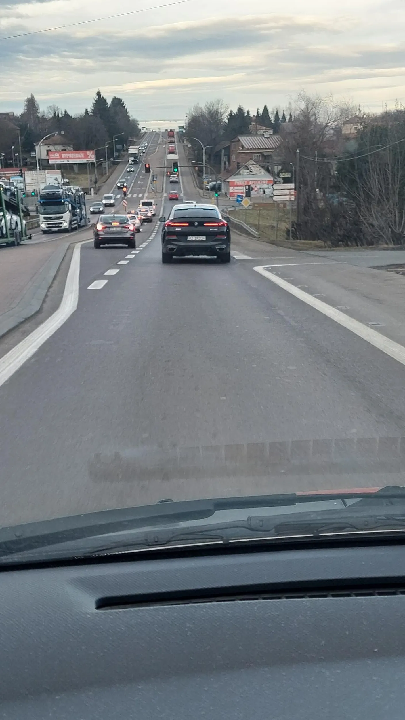 Podjeżdża pod zderzak i mruga długimi światłami