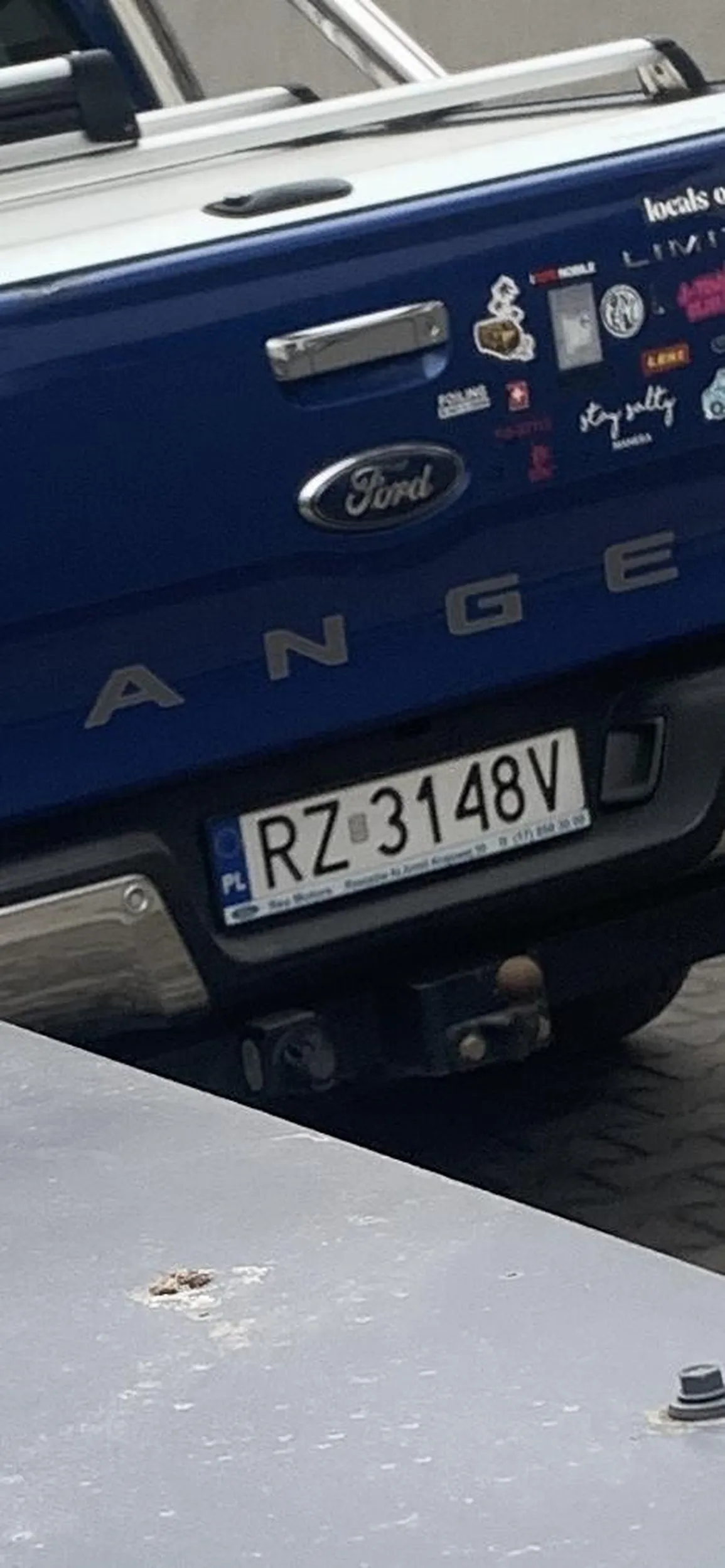 Masakra Starszy typ jeździ jak wariat ul. Letnią wyprzedza auta na skrzyżowaniu na CzERWONYM. Aby szybko stracił prawko zanim ktoś straci życie