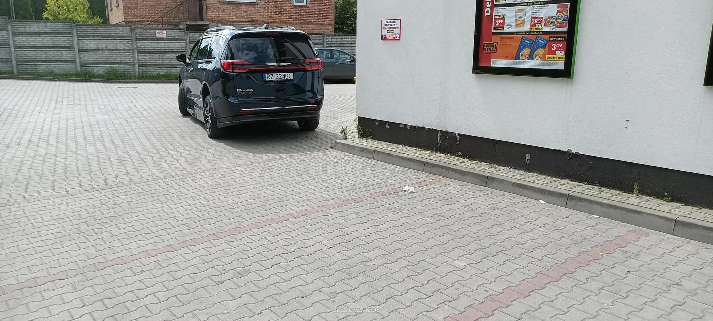Pół parkingu wolne, ale nie. Musi jak ta qrwa na rogu stanąć.