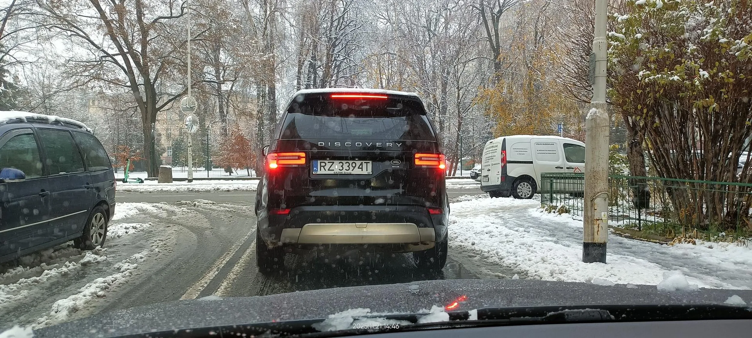 Kierowca blokuje ruch.