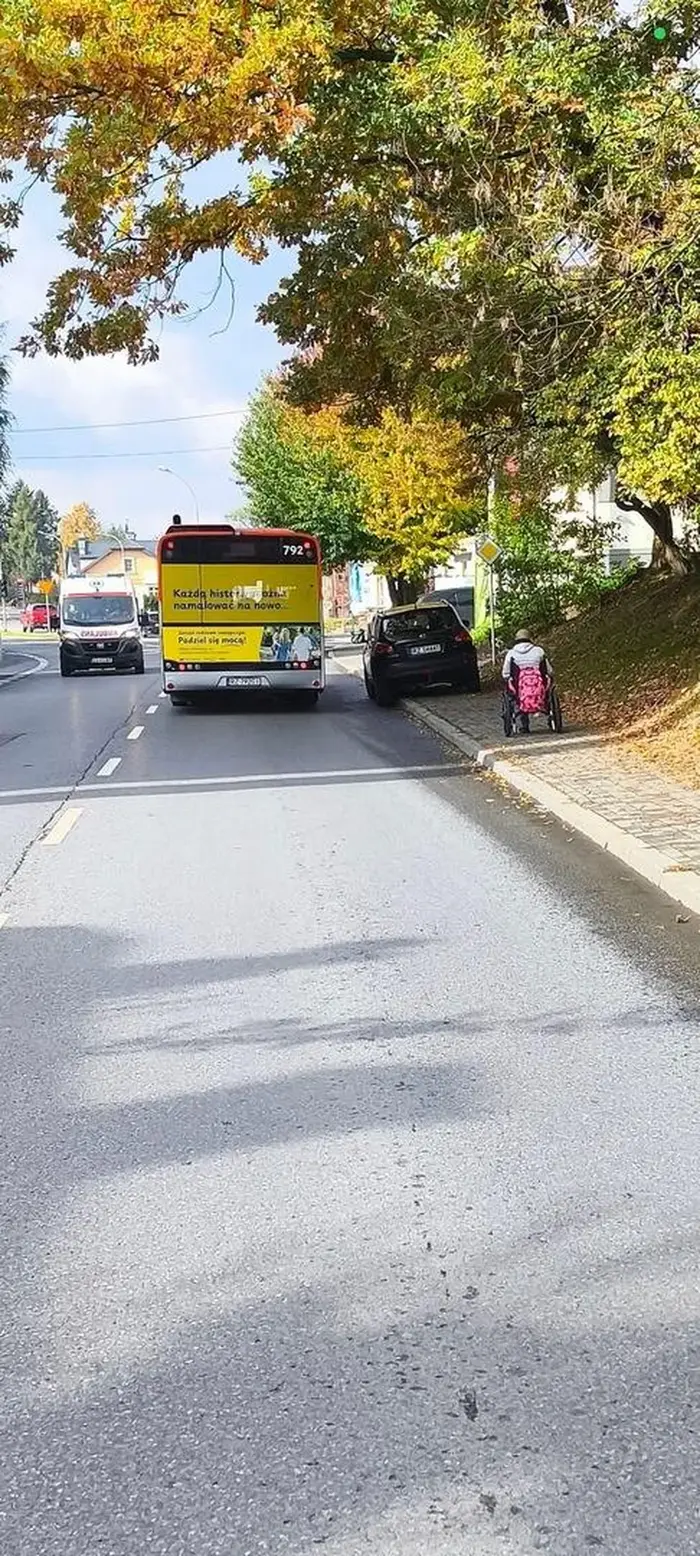 Parkuje się na chodniku , brak przejścia.