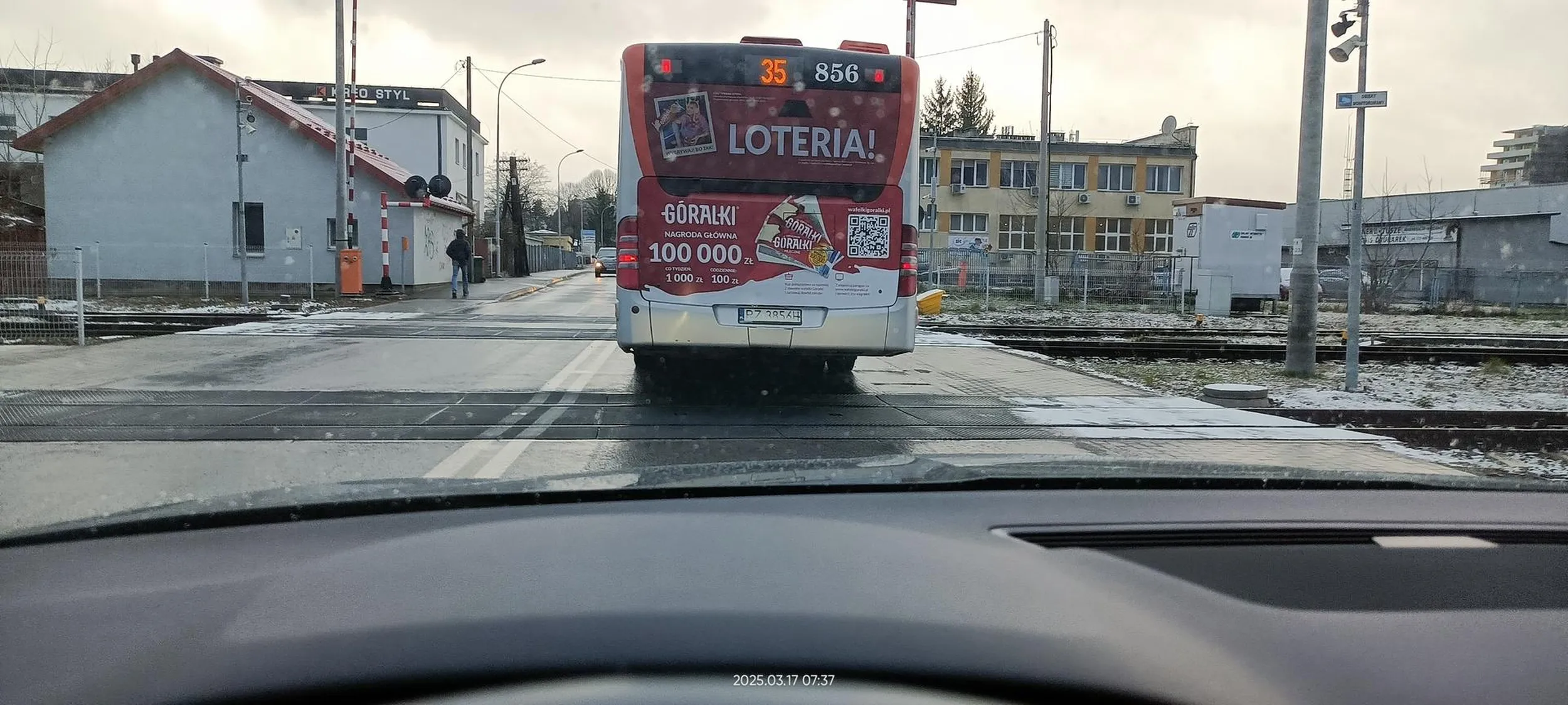 Kretyn ludzi wozi, a na skrzyżowanie z podporządkowanej wjeżdża jak święta krowa wymuszając pierwszeństwo.