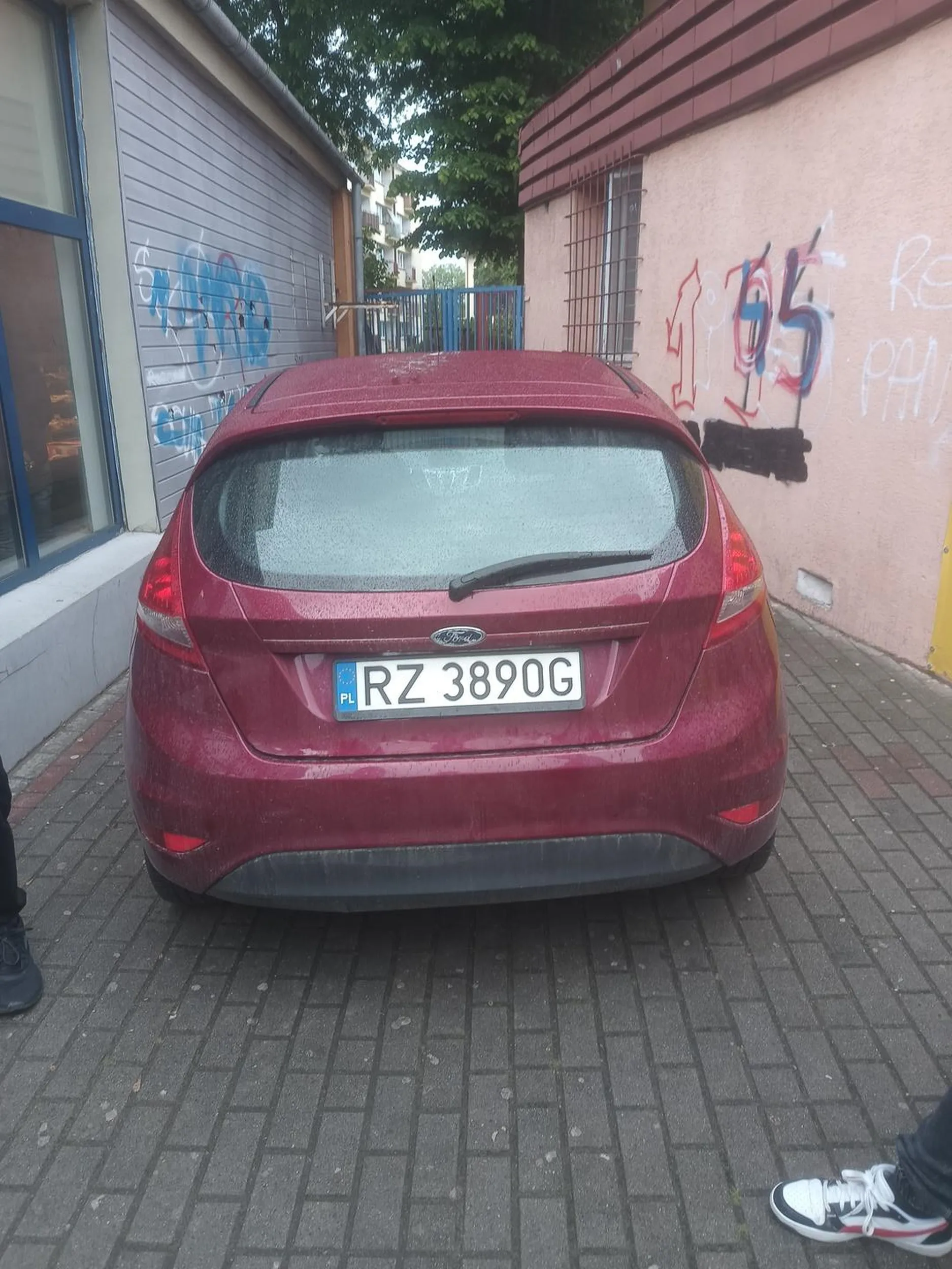 Zaparkowane na chodniku, powodzenia w odklejaniu naklejki