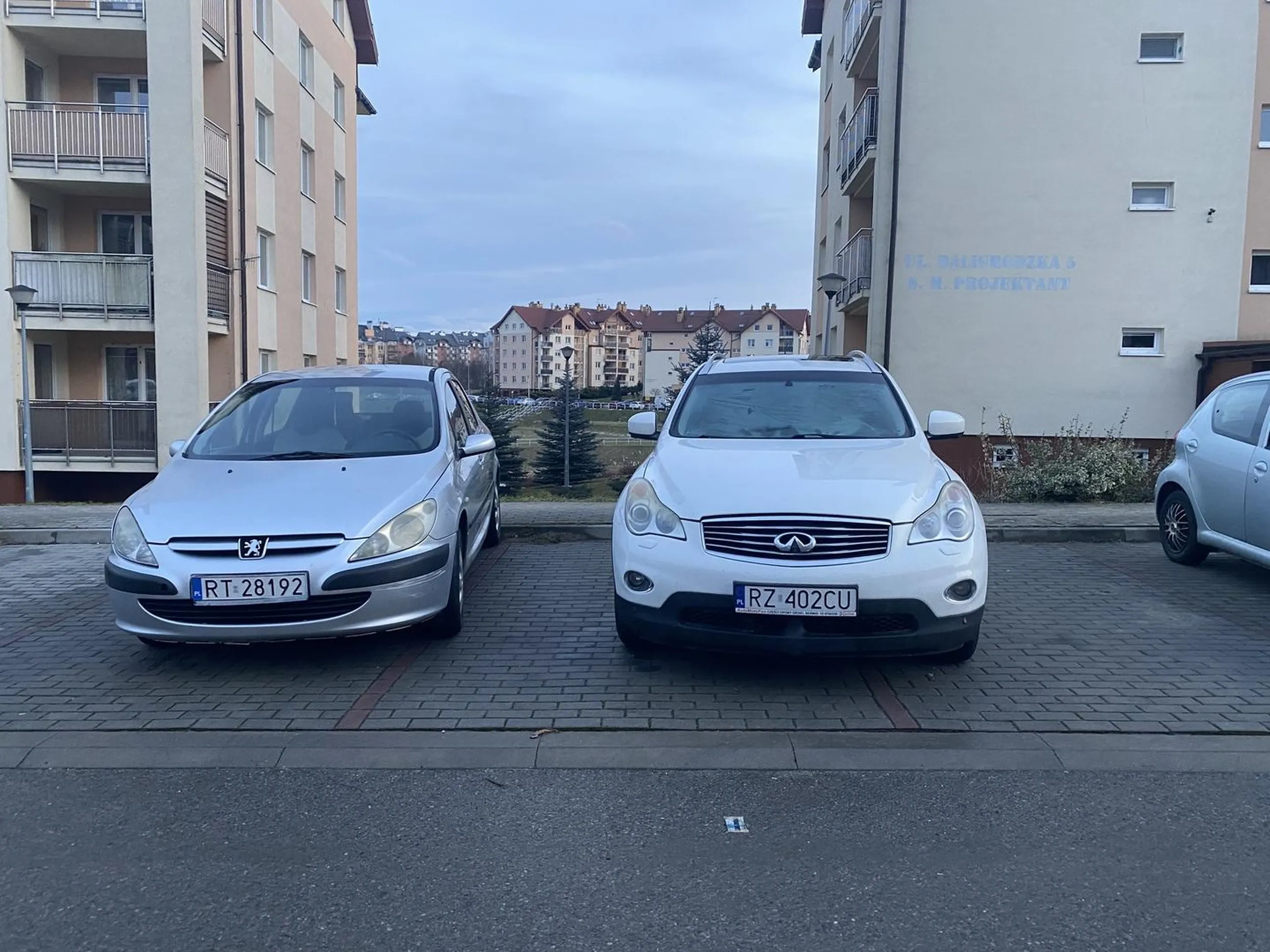 Linie nie obowiązują? Jak nie umiesz parkować tyłem oddaj prawo jazdy dobrowolnie