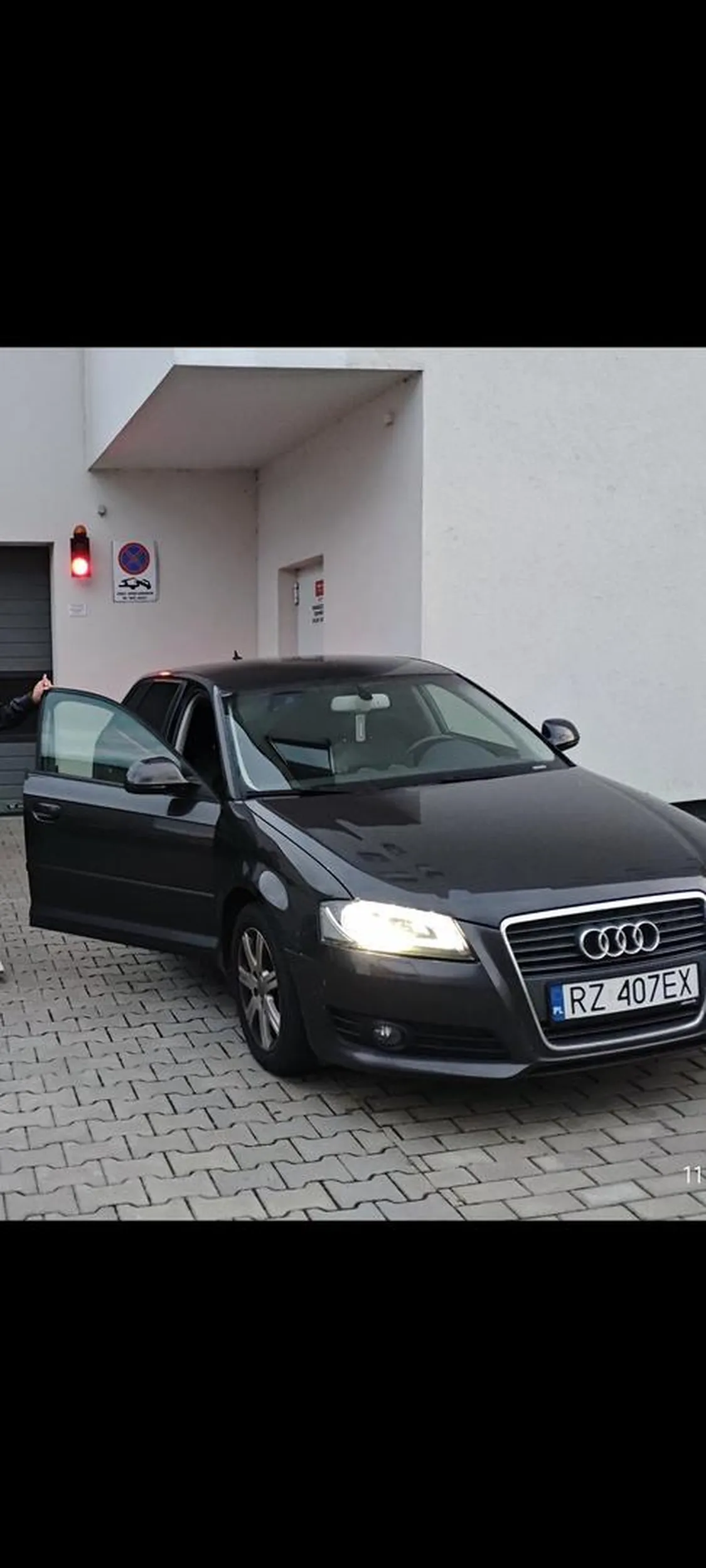 Paniusia ruszy głową zamiast tyłkiem i zapozna się ze znakiem za nią ... Ale nie, lepiej zwyzywać kogoś kto grzecznie zwraca uwagę ... No ale czego wymagać jak ona na rozumie siedzi a nie trzyma go w głowie