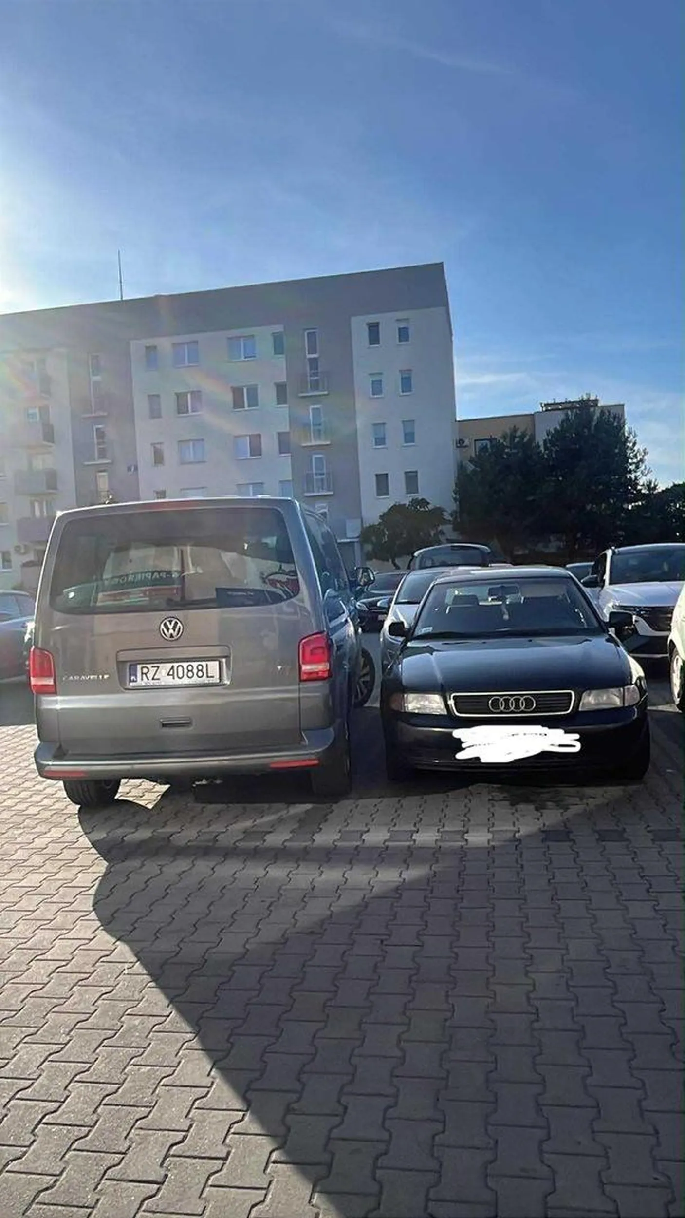 Kierowca chyba myślał, że gra w Tetrisa – zaparkował tak, że nie da się ruszyć. Totalnie brak wyobraźni.