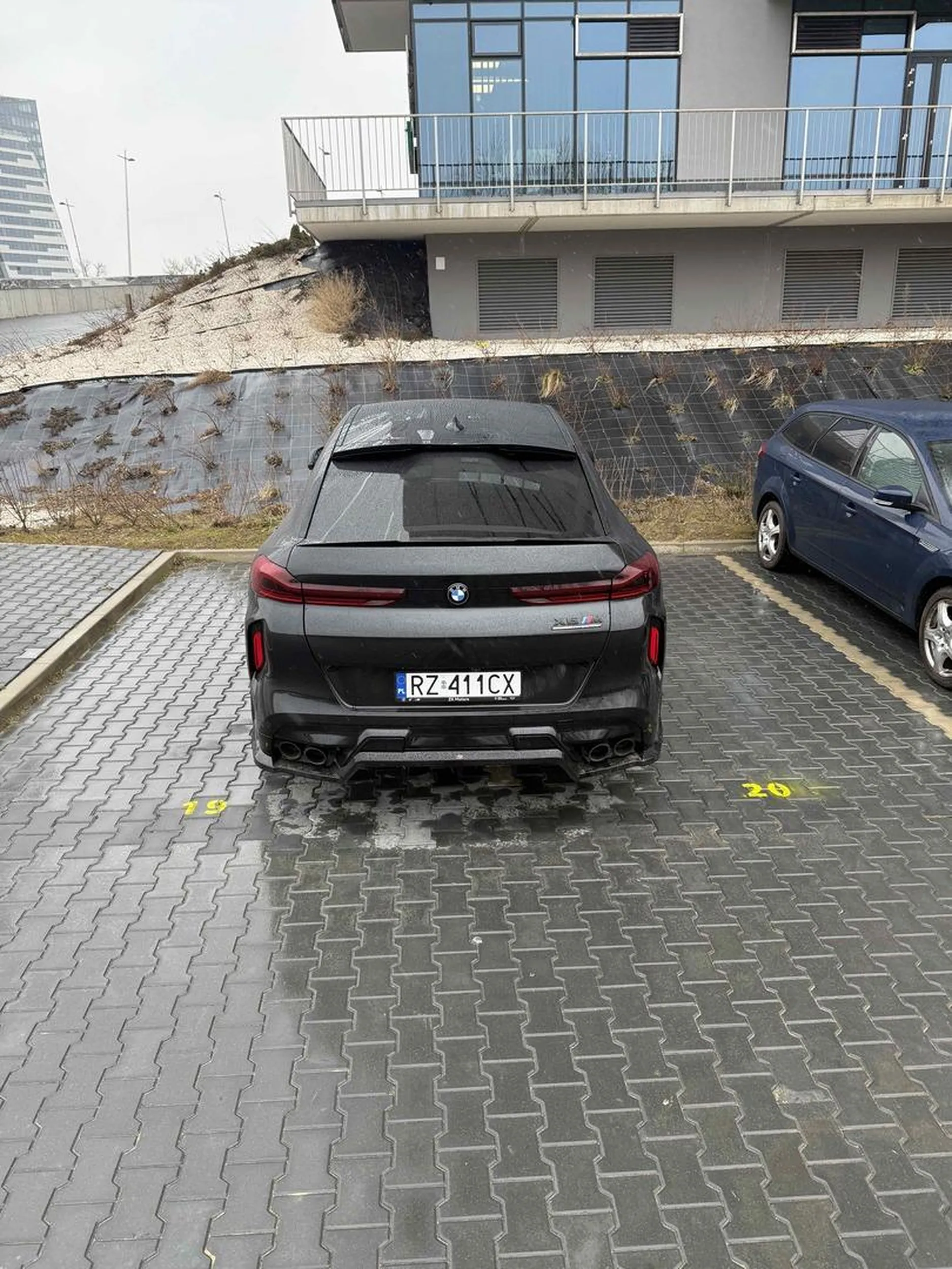 skrajny brak przestrzegania zasad parkowania