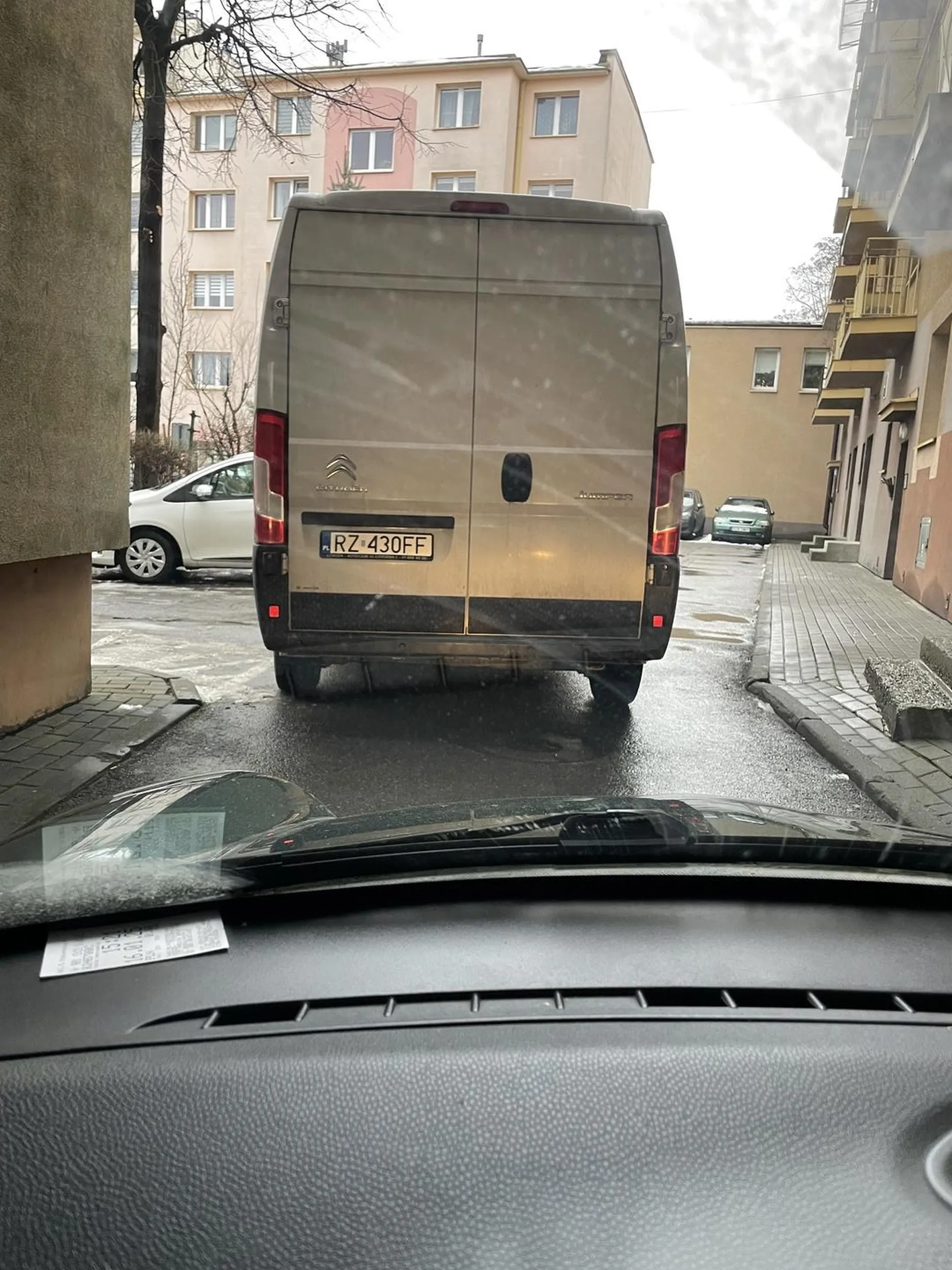 Dureń staje wiecznie w bramie jakby nie można było wjechać głębiej tylko wiecznie utrudniać dojazd do domu