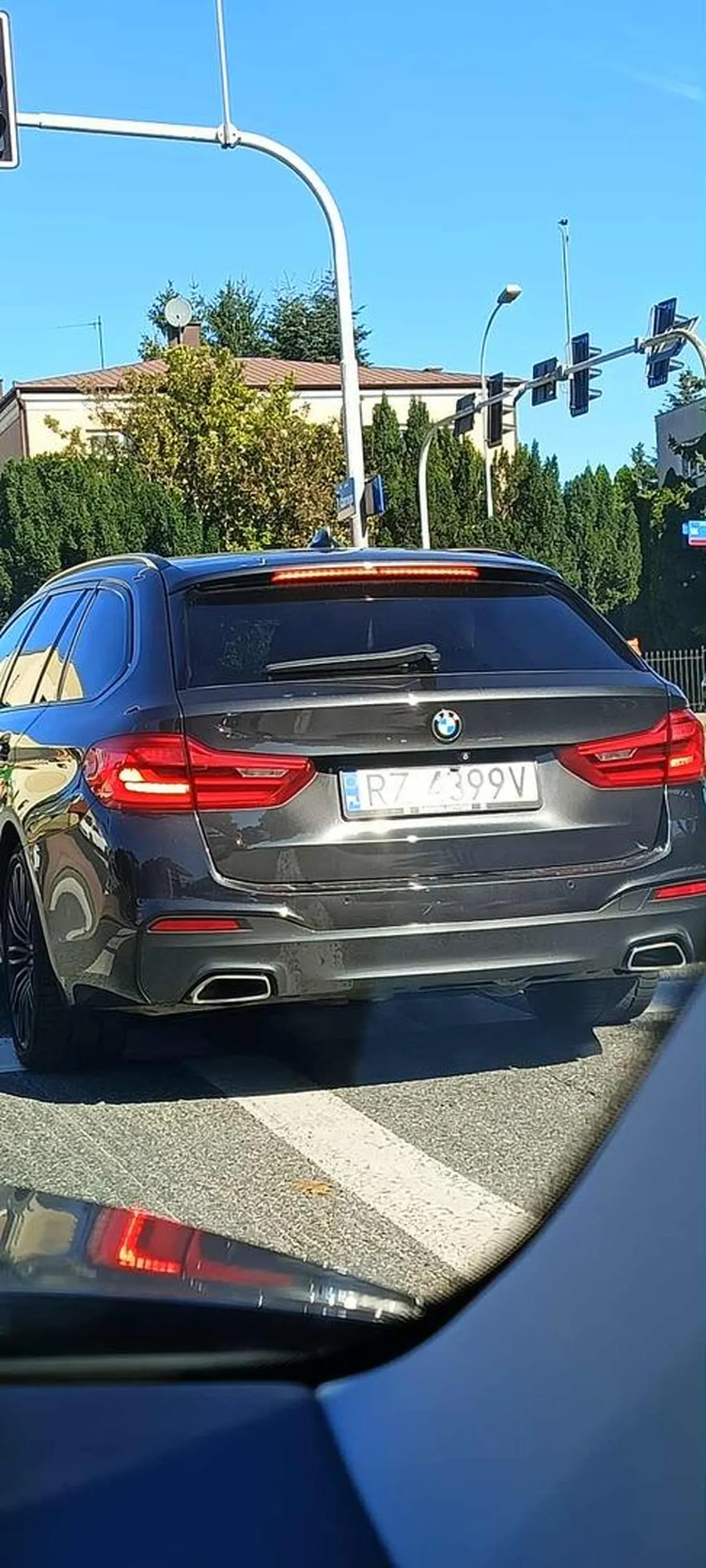 Cipusia się rozpycha na 2 pasy przed skrzyżowaniem i zatrzymuje na przejściu dla pieszych z sygnalizacją.