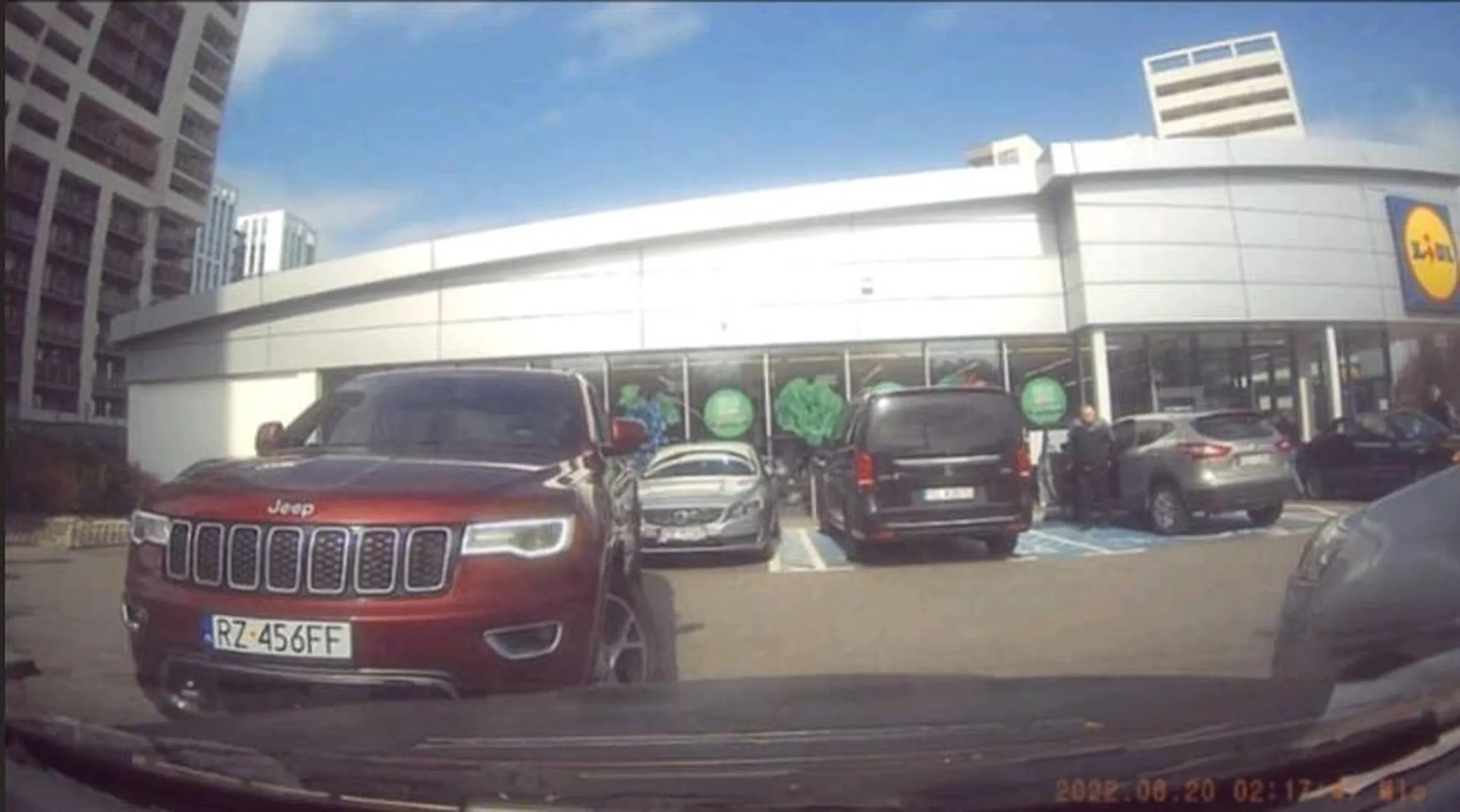 Nie pozdrawiam chłopa który dzisiaj na parkingu pod Lidlem złożył mi lusterko i opluł samochód