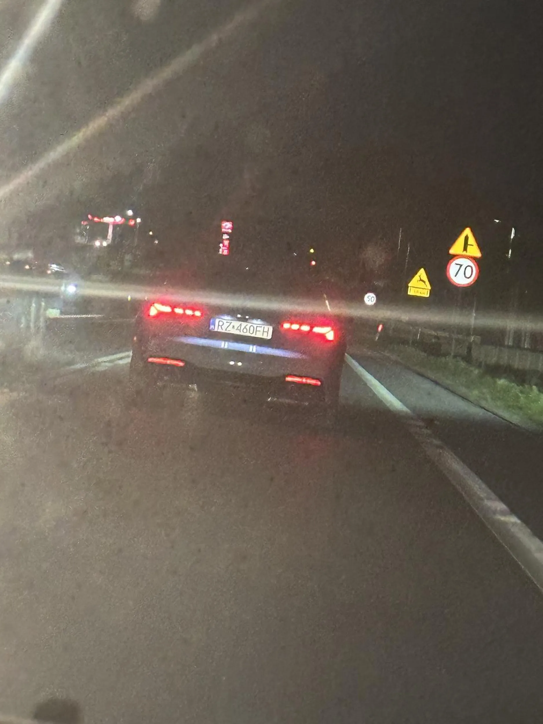 Pajac w białym Kaudi, wlecze się 70km/h na 90tce, gdy dochodzi do próby wyprzedzenia, specjalnie przyspiesza przez co manewr wyprzedzania jest niemożliwy, potem hamuje do poprzedniej prędkości, lecz się biały rycerzyku :)