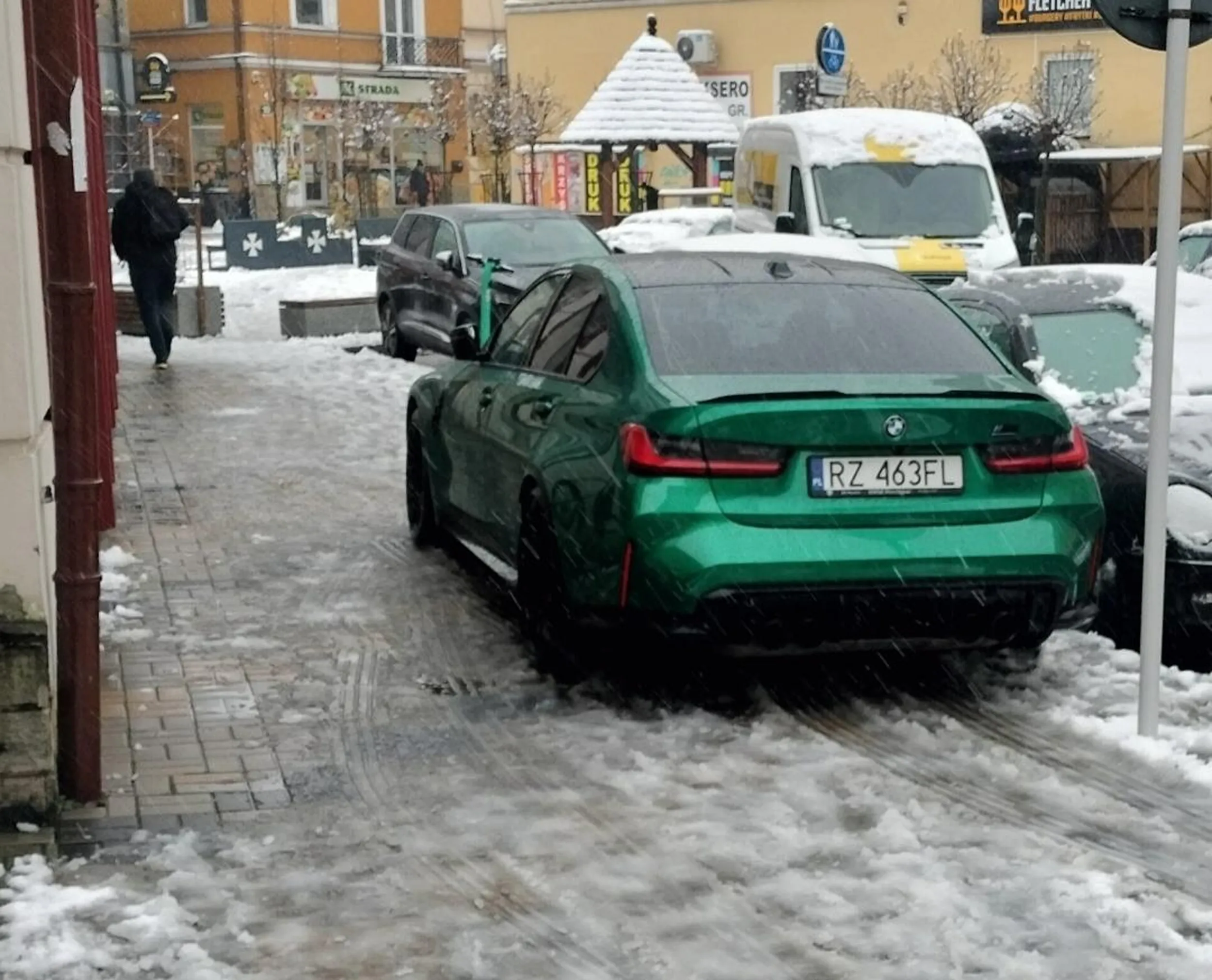 Dumny? Zastawić ludziom chodnik.