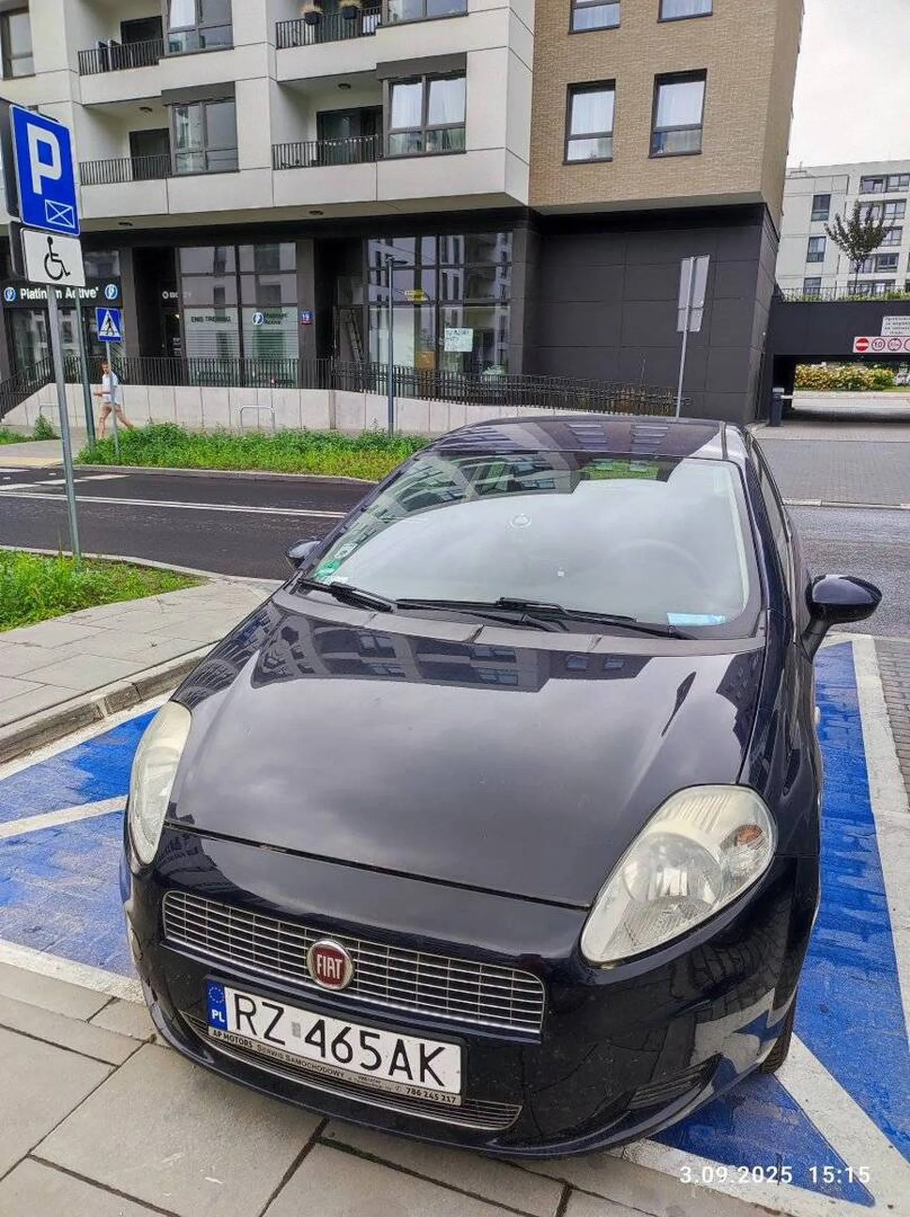 Kserowanie kart dla Osób z niepełnosprawnością jest fałszowaniem dokumentów i za to Policja z urzędu wytacza sprawę (bodaj do 5 lat), a SM z urzędu holuje za postój bez uprawnień. Właścicielu, jutro też będę tedy przechodził (już bez dziecka) i cię zgłoszę. Od siebie dodam, że oszustwo, żeby zaparkować na kopercie, to jest buractwo, na które brak słów w słowniku kulturalnych ludzi. [Herbu Oksza, między Silnikową a P7P]