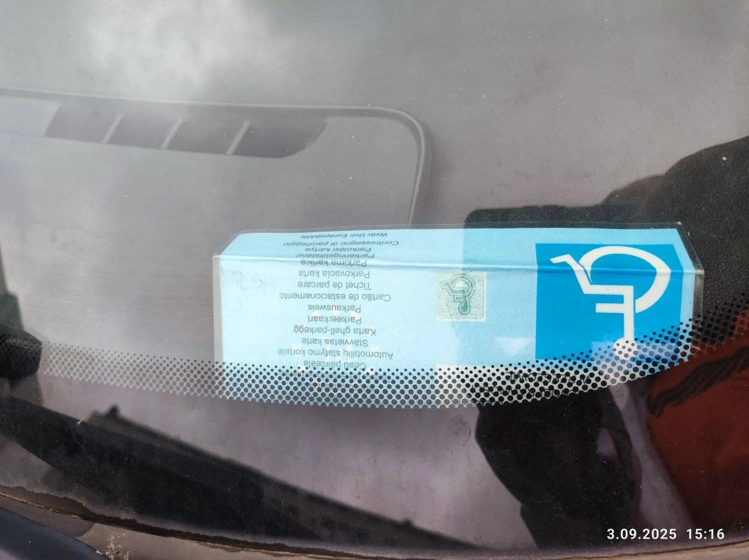 Kserowanie kart dla Osób z niepełnosprawnością jest fałszowaniem dokumentów i za to Policja z urzędu wytacza sprawę (bodaj do 5 lat), a SM z urzędu holuje za postój bez uprawnień. Właścicielu, jutro też będę tedy przechodził (już bez dziecka) i cię zgłoszę. Od siebie dodam, że oszustwo, żeby zaparkować na kopercie, to jest buractwo, na które brak słów w słowniku kulturalnych ludzi. [Herbu Oksza, między Silnikową a P7P]