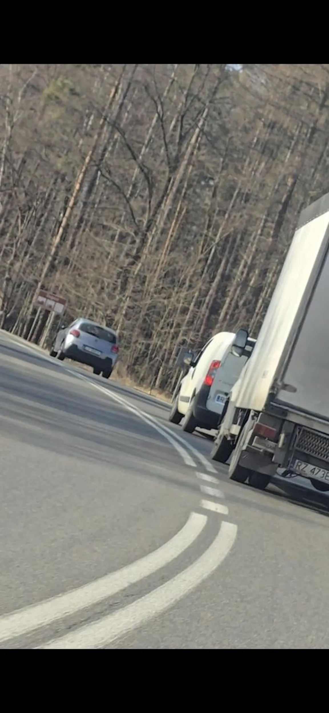 Łysawy starszy koleś utrzymywał ok. 1,5m od auta przed nim. Jadąc 70/80 km/h po krętej drodze. Na drodze był średni ruch, auta w odległości 30/40m. Manewry wyprzedzania nie mają sensu w takich warunkach, a jazda na zderzaku stwarza poważne zagrożenie. Gdyby nie fakt braku kamery z tyłu przchamowałbym mu przed maską jak jechał za mną. Nauczyło by to go trochę pokory. Całkowity brak wyobraźni.