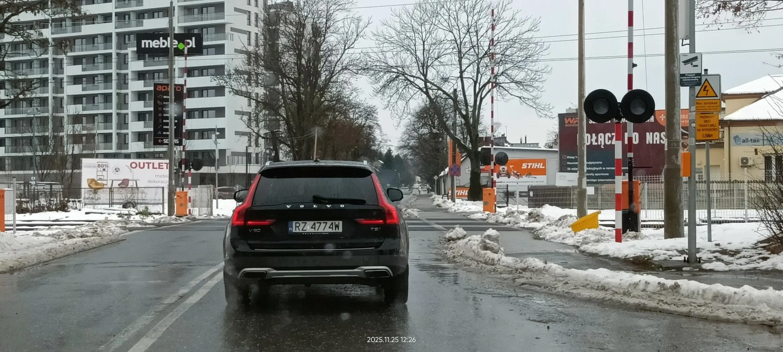 Kierowca wpycha się z podporządkowanej i zamula 30 km/h.