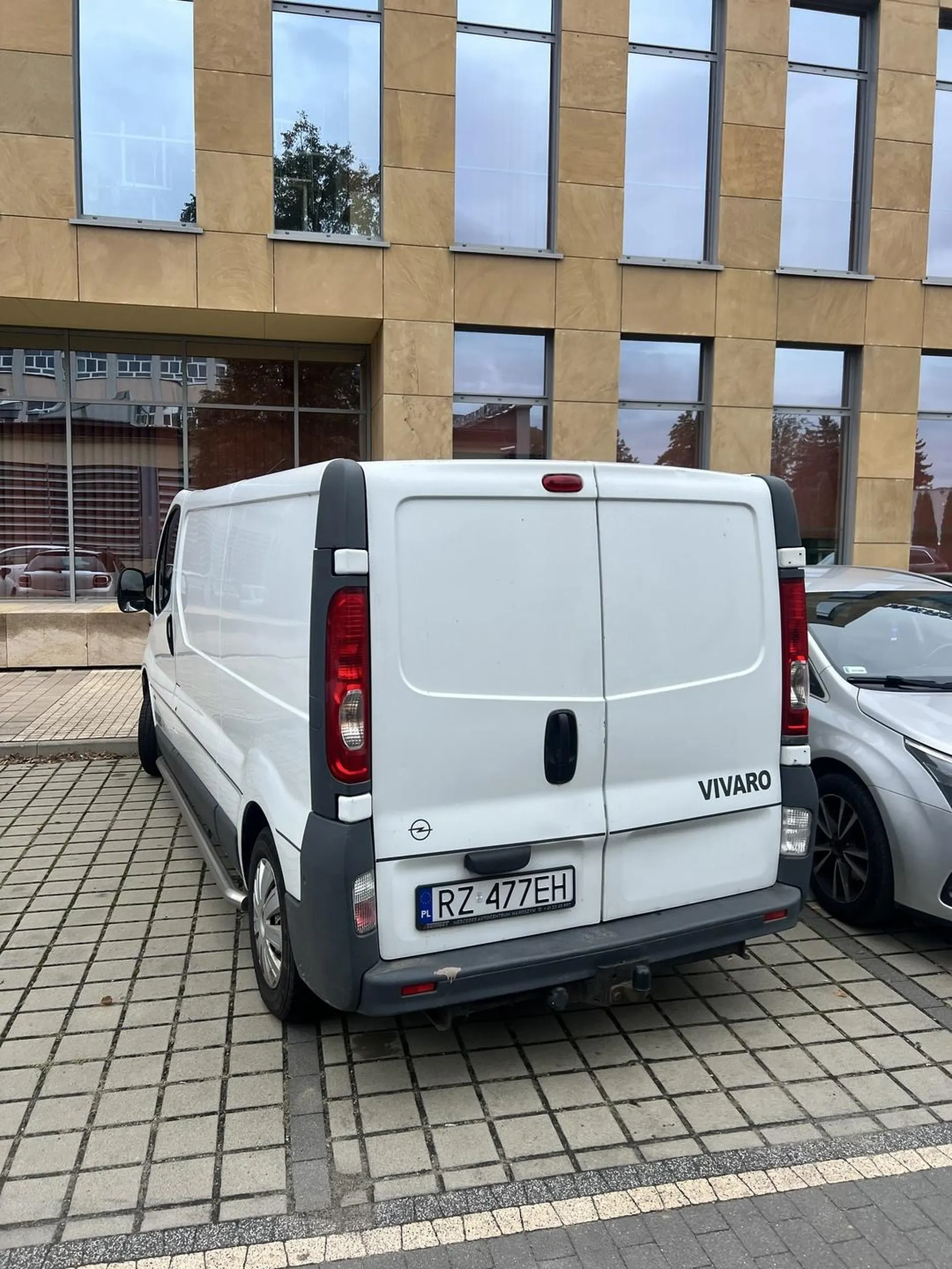 Imbecyl. Po prostu brak słów na tego przyglupa. Tak parkuje na parkingu, który słynie z tego że jest na nim za mało miejsc