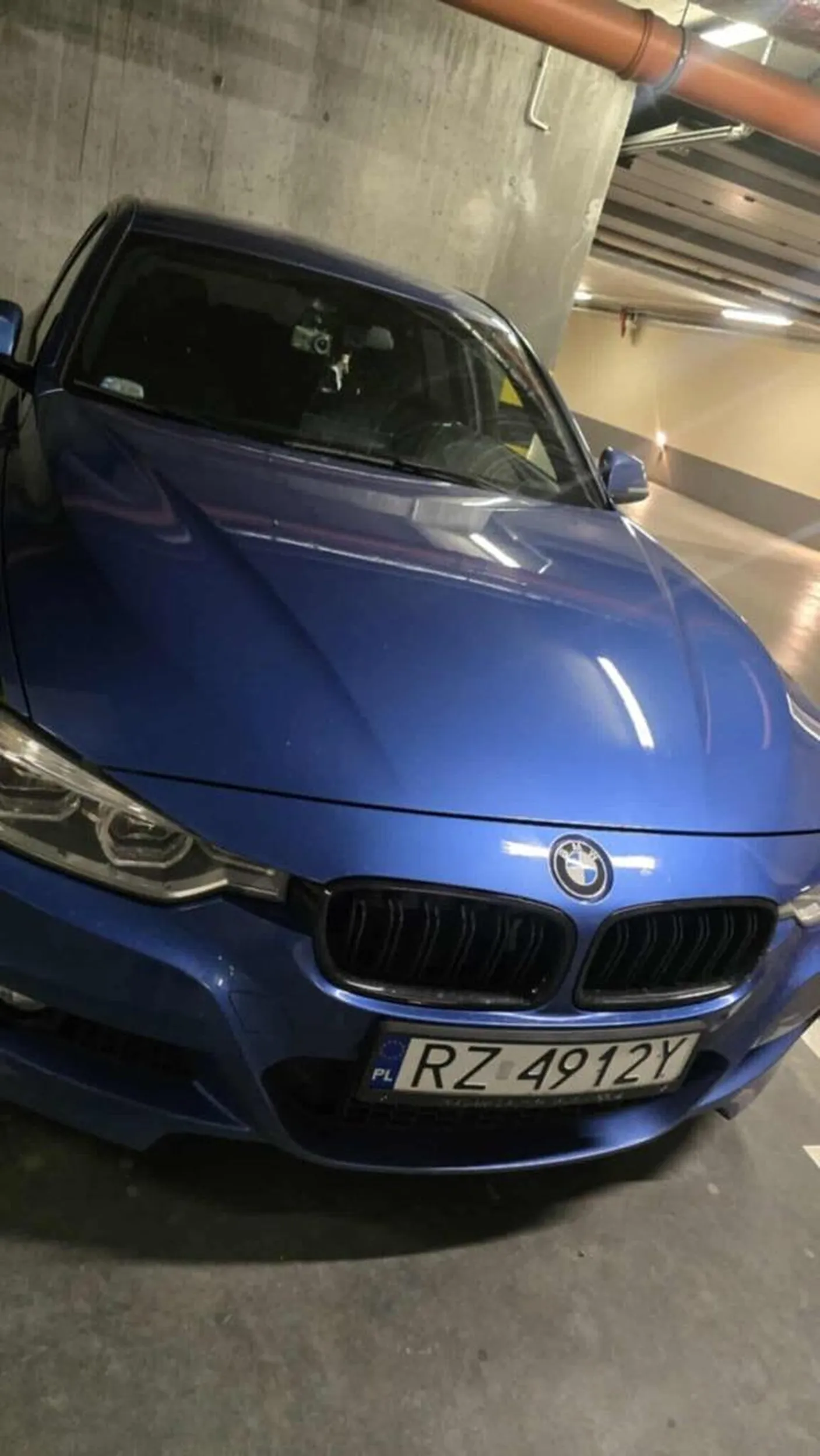 Zajmuje prywatne miejsce parkingowe.