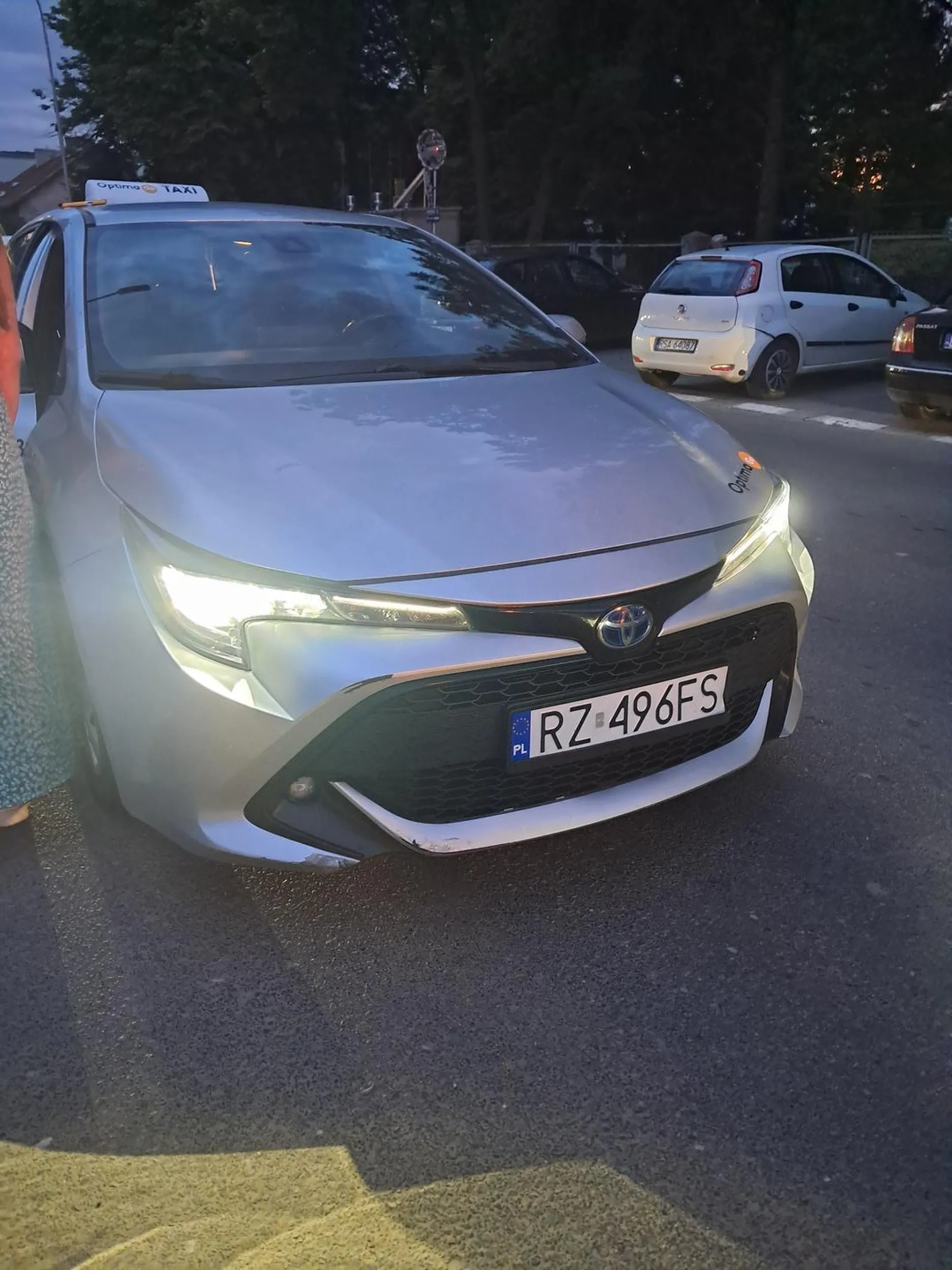 Glupi ciul, wyłudził 800zl za stukniecie w tablice