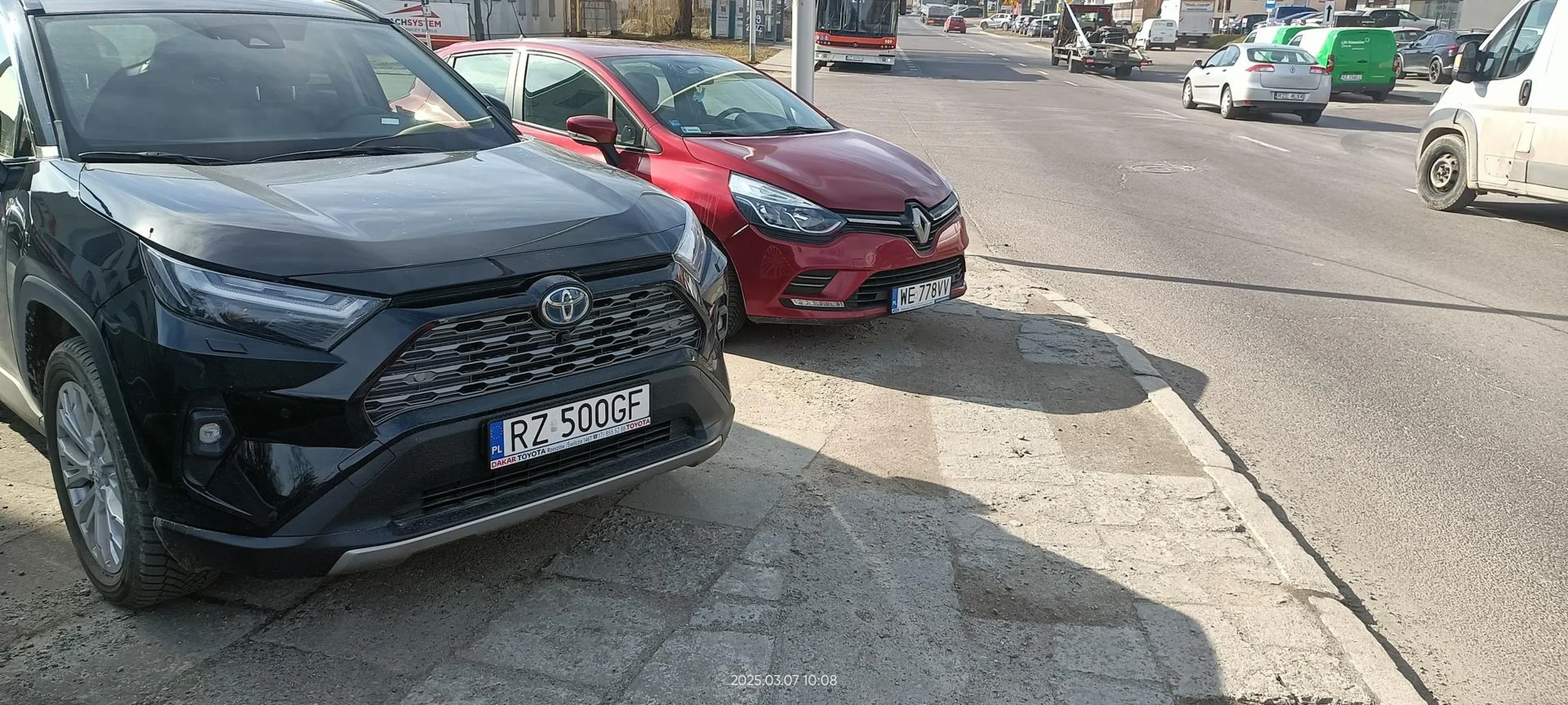 Nie ma to jak na chodniku zaparkować.