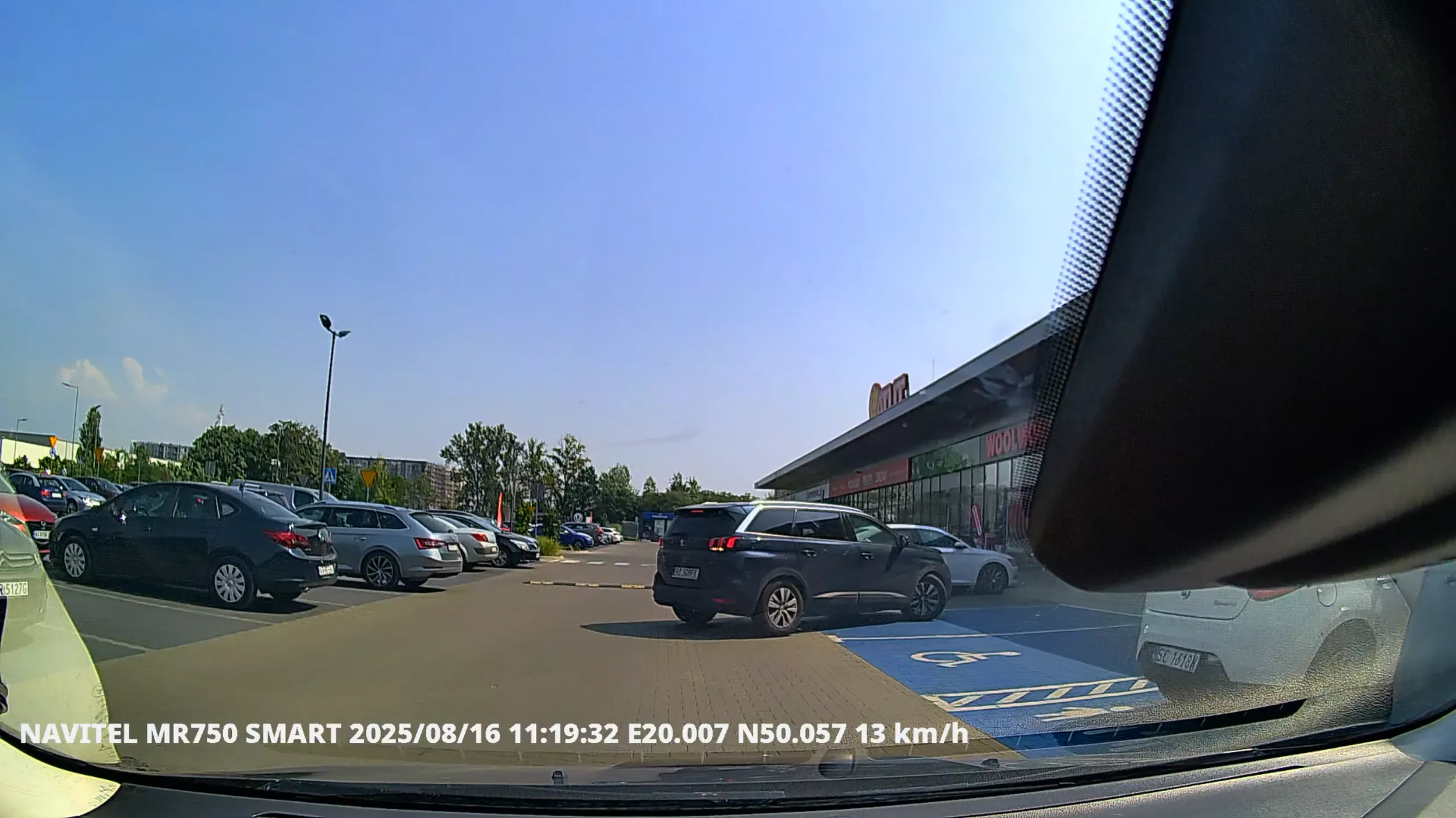 pan NIEinwalida prawie we mnie wjeżdża opuszczając miejsce parkingowe- oczywiście każdemu sie zdarza. Szkoda tylko, że jest na tyle bezczelny, aby na najbliższym skrzyżowaniu awanturować sie przez szybe zarzucajac mi zbyt szybka i brawurową jazde po parkingu. Gps wskazuje, że jechałem 13km/h, wiec chyba to nie była zbyt szybka jazda. :)