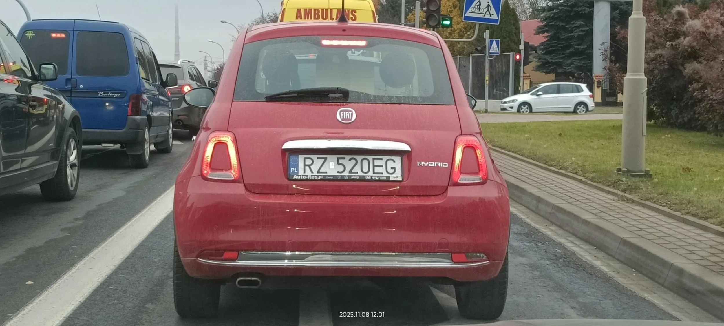 Kretynka wymusza pierwszeństwo wjeżdżając na rondo i zamiast przyspieszyć to zatrzymuje się blokując rondo.