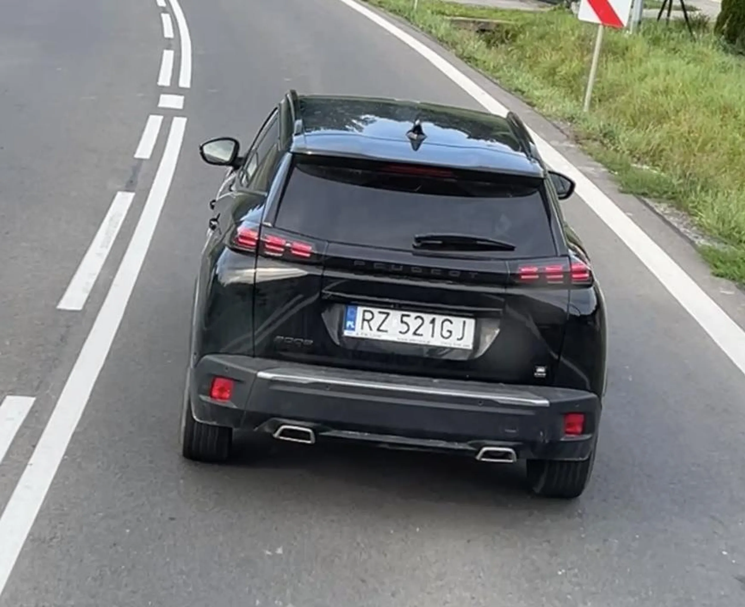 Kierowca nie da się wyprzedzić a podczas próby wyprzedzania przyspiesza. Spowalnia ciężarówkę przed dużym wzniesieniem hamując do 30-40 km/h pokazując „fuc*” przez szybę…