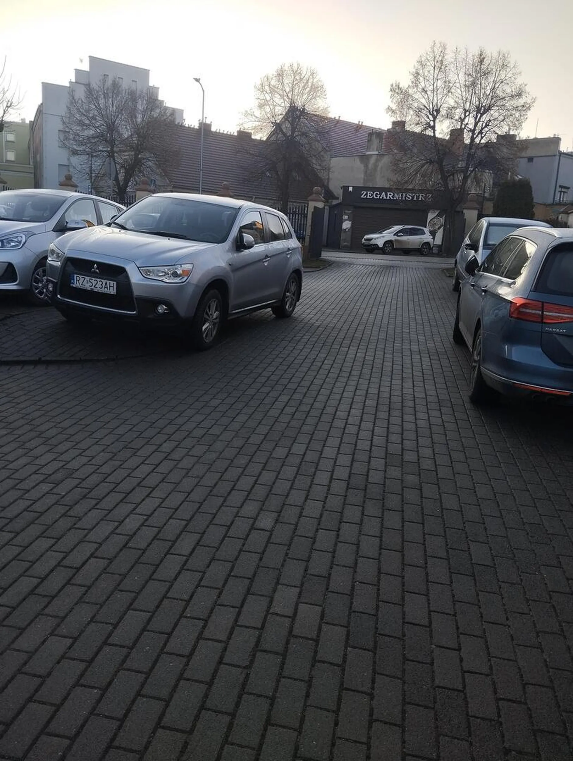 Dziadu, widzę że nie interesują cię inni kierowcy tylko dobro własne Zablokowałeś wyjazd i byłeś tego świadomy