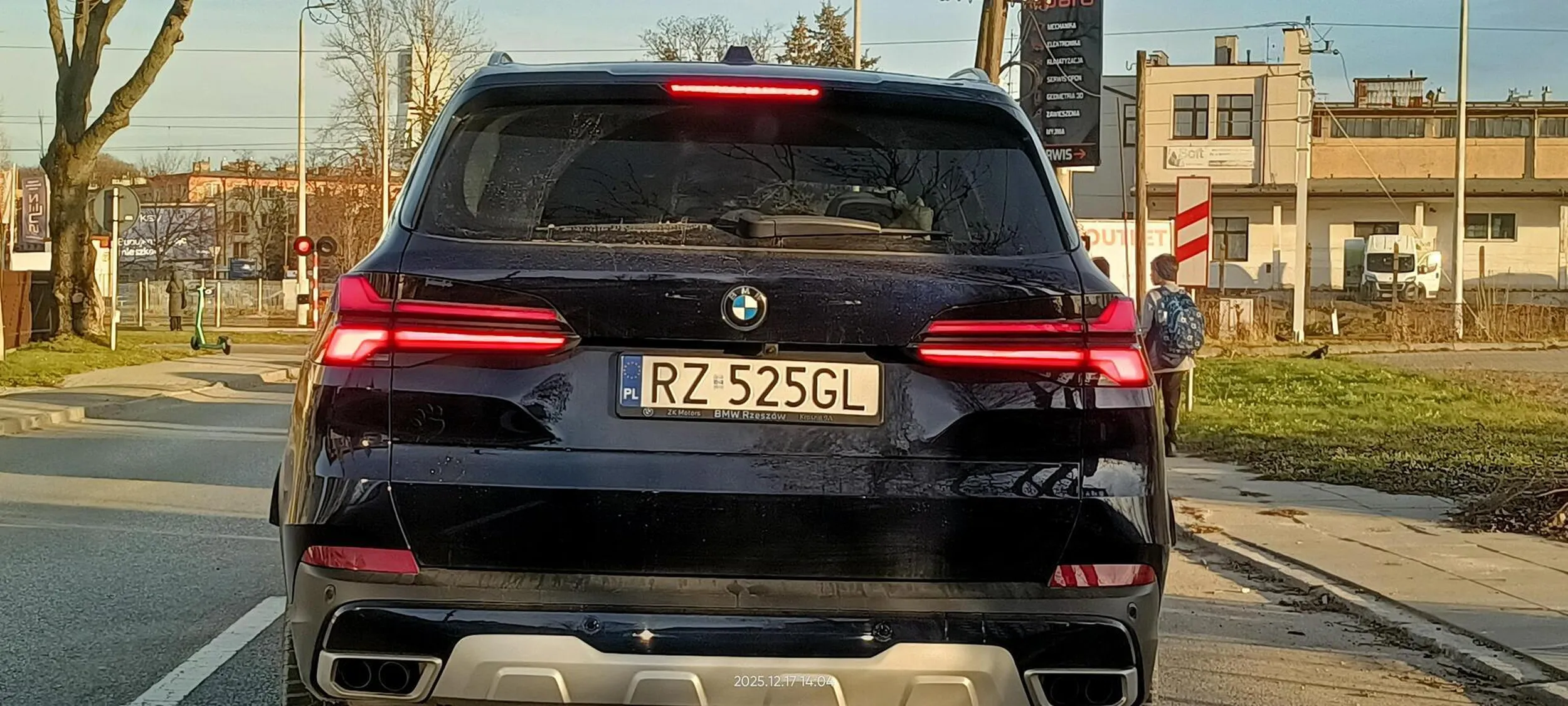 Wpycha się na skrzyżowaniu i jeszcze fuczy, że ktoś śmiał zatrąbić.