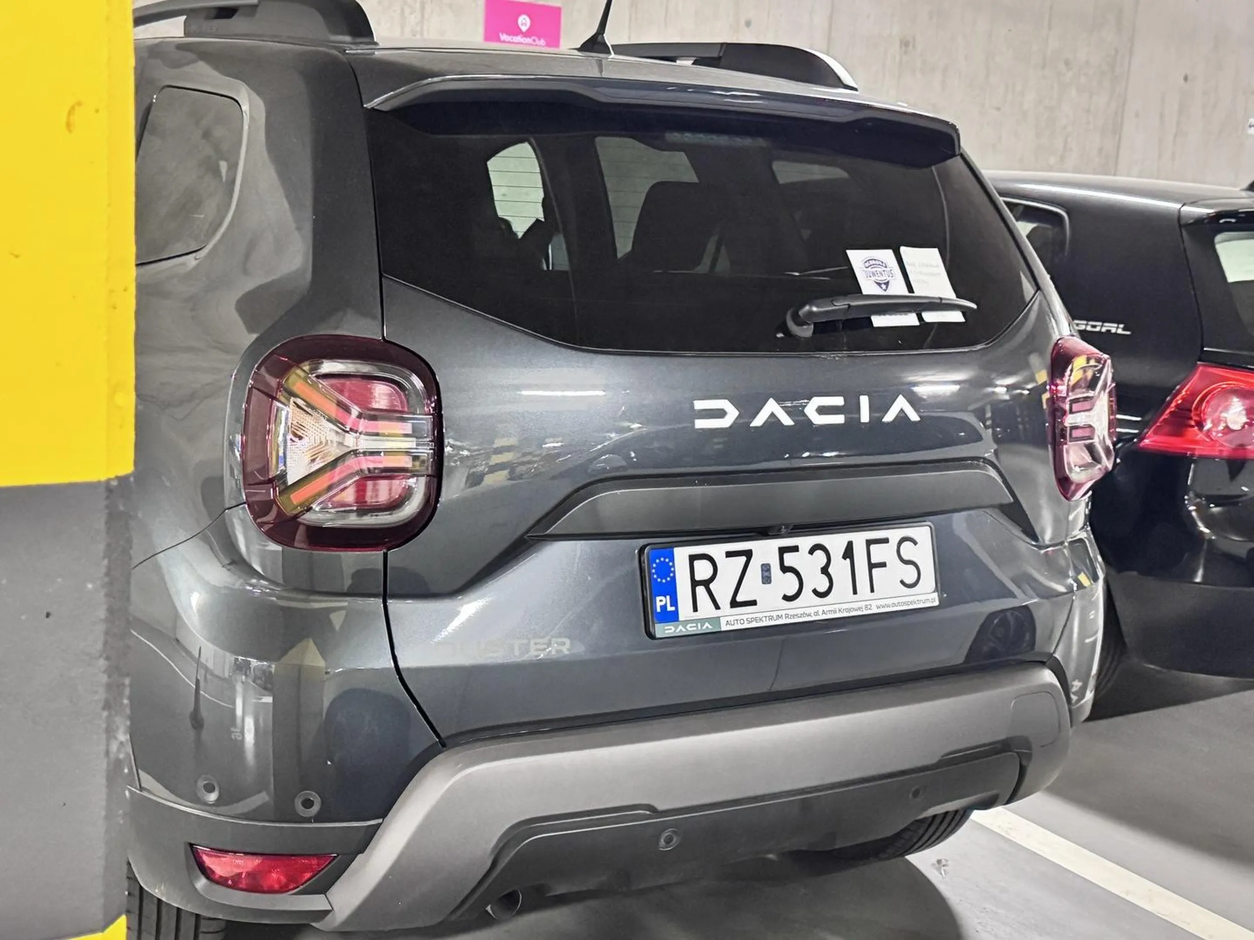 Chamstwo na całego. Zaparkowałeś na moim prywatnym miejscu przez co przyjeżdżając do własnego! mieszkania, po nocy, z dwójką dzieci i masą bagażu nie mogłem zaparkować na swoim własnym miejscu parkingowym. Rozumiem, że jak nie ma wielkiej tablicy z zakazem czy słupka to stajesz byle gdzie? A kłamstwa koleżanki z golfa obok, że nie zna kierowcy tej dacii, oczywiście też na blachach z Rzeszowa? Brawo, ciśnie się wiele słów i to niecenzuralnych. Dziwnym zbiegiem okoliczności oba auta dzisiaj zniknęły. Następnym razem auto zostanie zastawione i przez tydzień nie wyjedziesz, to się może nauczysz co to własność prywatna i utrudnianie innym życia.