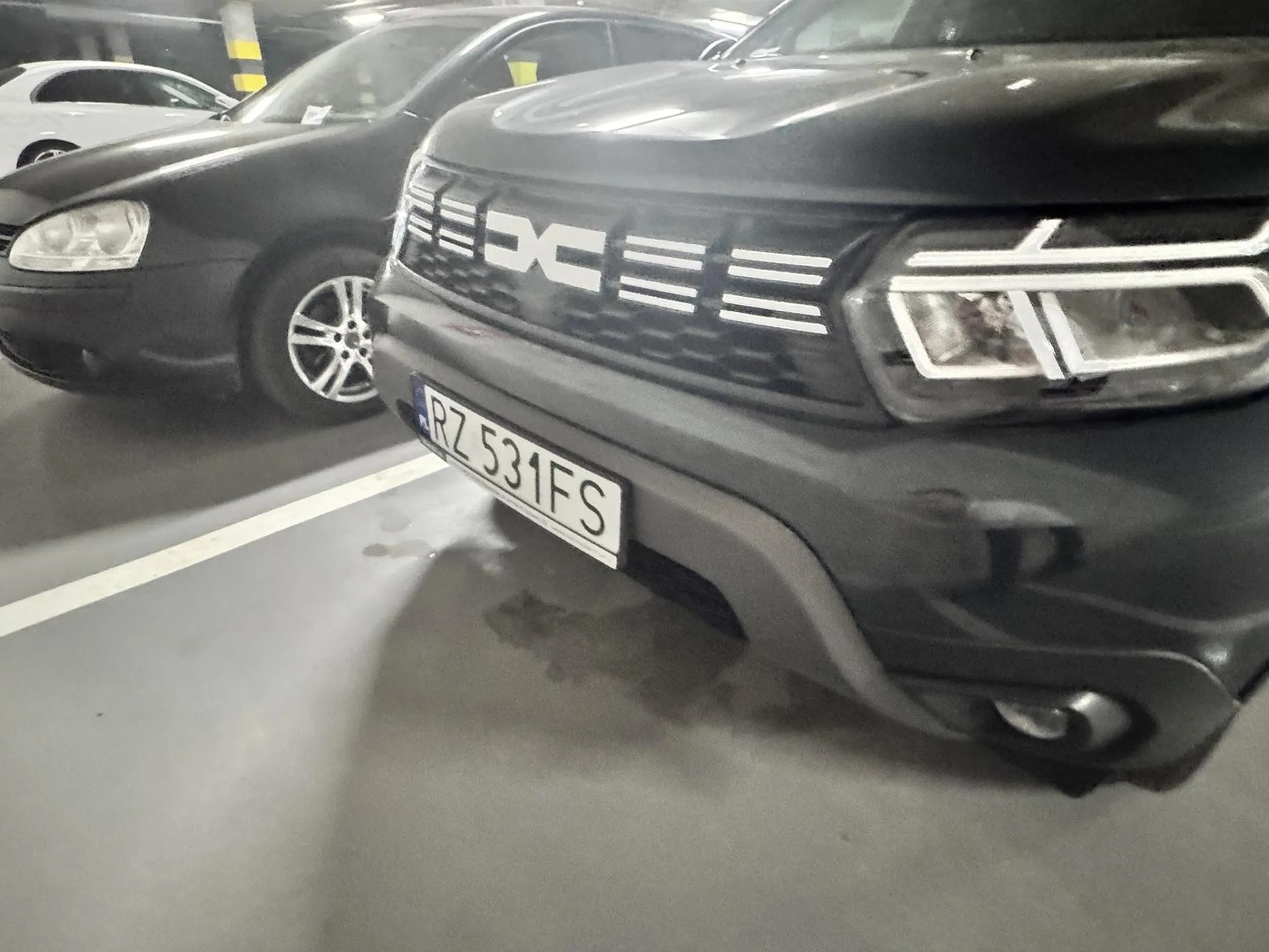 Chamstwo na całego. Zaparkowałeś na moim prywatnym miejscu przez co przyjeżdżając do własnego! mieszkania, po nocy, z dwójką dzieci i masą bagażu nie mogłem zaparkować na swoim własnym miejscu parkingowym. Rozumiem, że jak nie ma wielkiej tablicy z zakazem czy słupka to stajesz byle gdzie? A kłamstwa koleżanki z golfa obok, że nie zna kierowcy tej dacii, oczywiście też na blachach z Rzeszowa? Brawo, ciśnie się wiele słów i to niecenzuralnych. Dziwnym zbiegiem okoliczności oba auta dzisiaj zniknęły. Następnym razem auto zostanie zastawione i przez tydzień nie wyjedziesz, to się może nauczysz co to własność prywatna i utrudnianie innym życia.