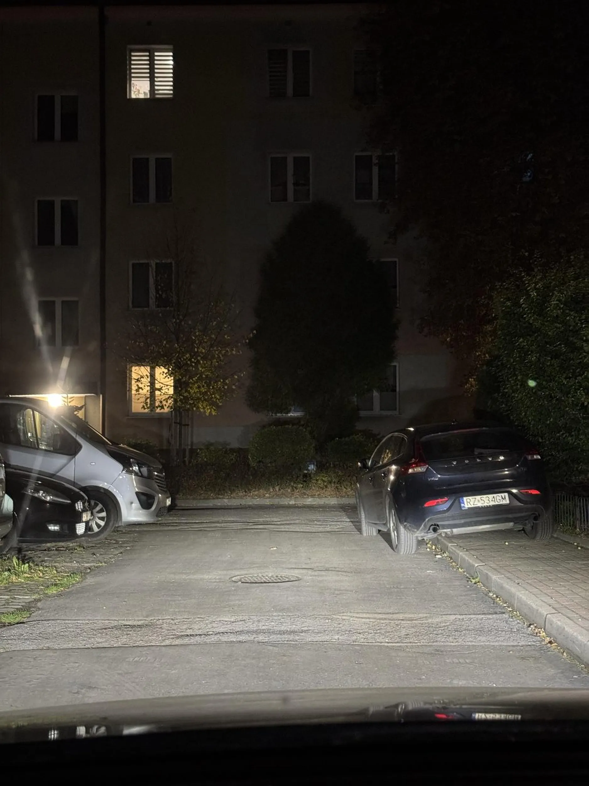 Parkowanie na chodniku blokujące przejazd na drodze osiedlowej. KARNY KU@% ZA ZŁE PARRKOWANIE, MASZ SZCZĘŚCIE ŻE NAKLEJKI NIE MIAŁEM.