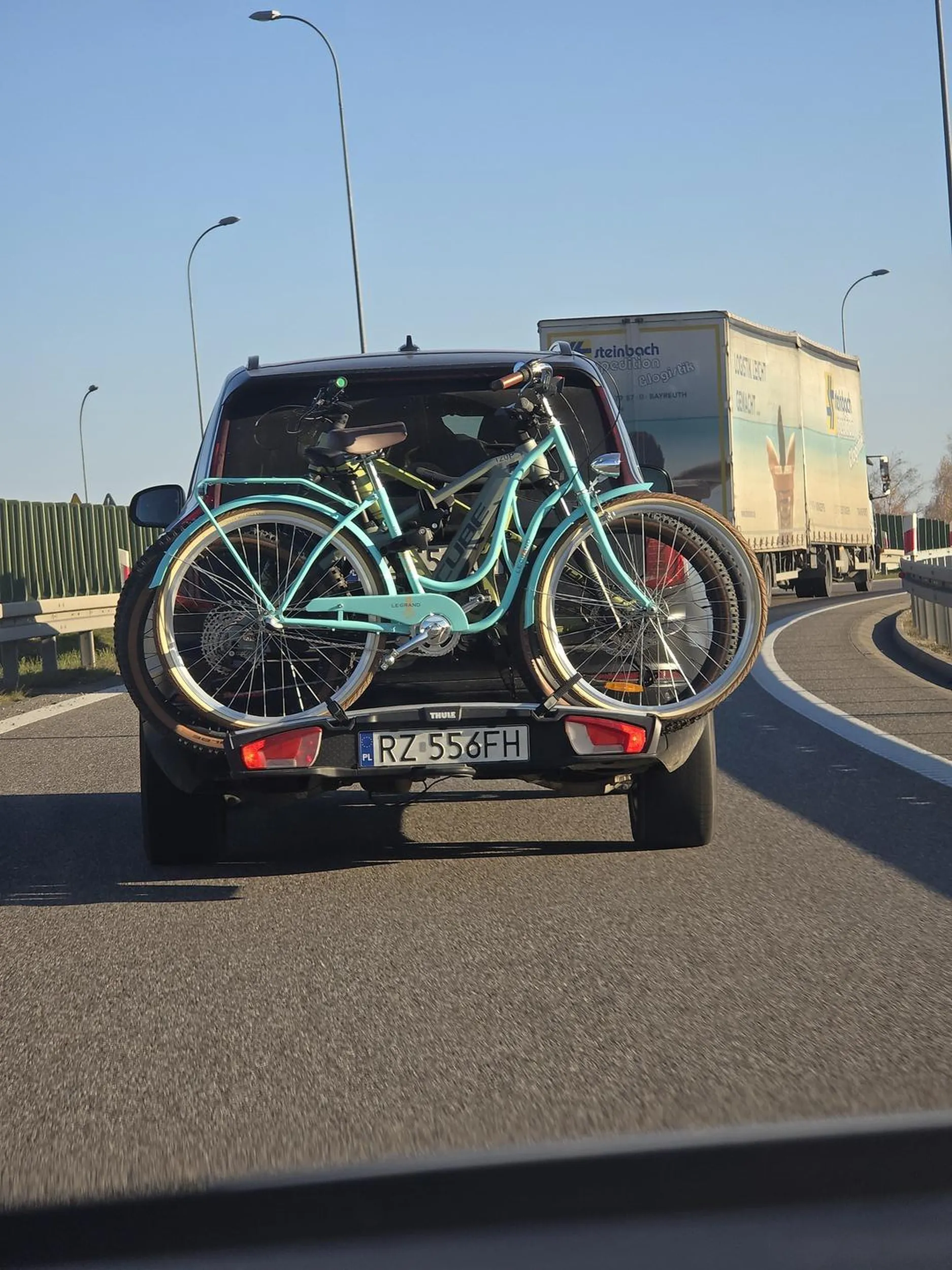 Na zwężeniu specjalnie przyspiesza uniemożliwiając zmianę pasa. Potem nagle decyduje, że wcale mu się nie spieszy i przyhamowuje jadąc na lewym tylko po to, żeby zaraz zamulać na prawym.