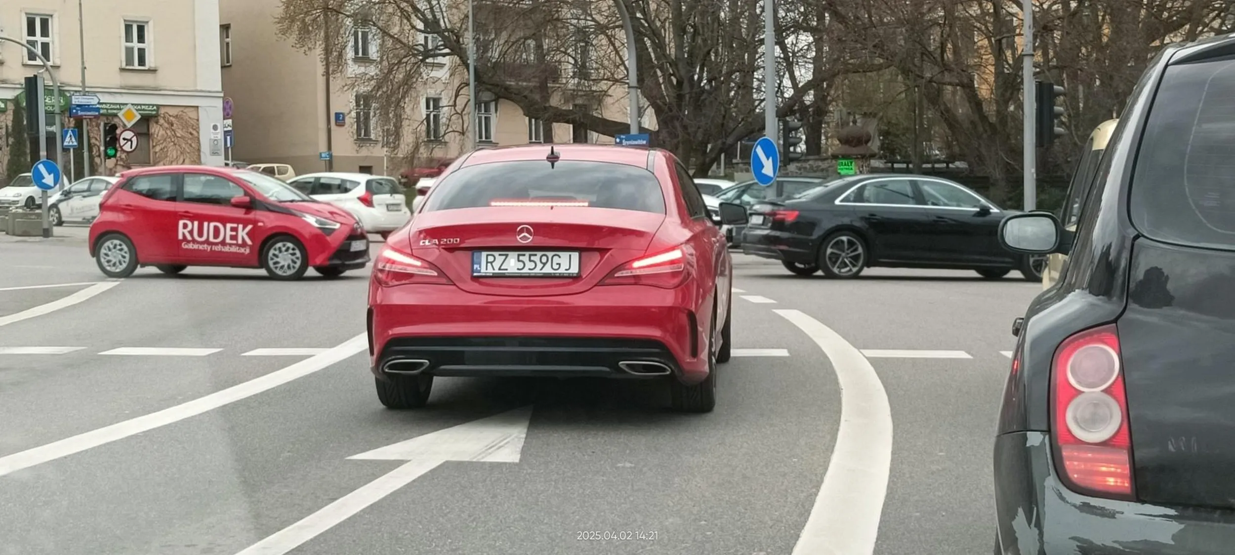 Z pasa do jazdy prosto skręca w prawo.