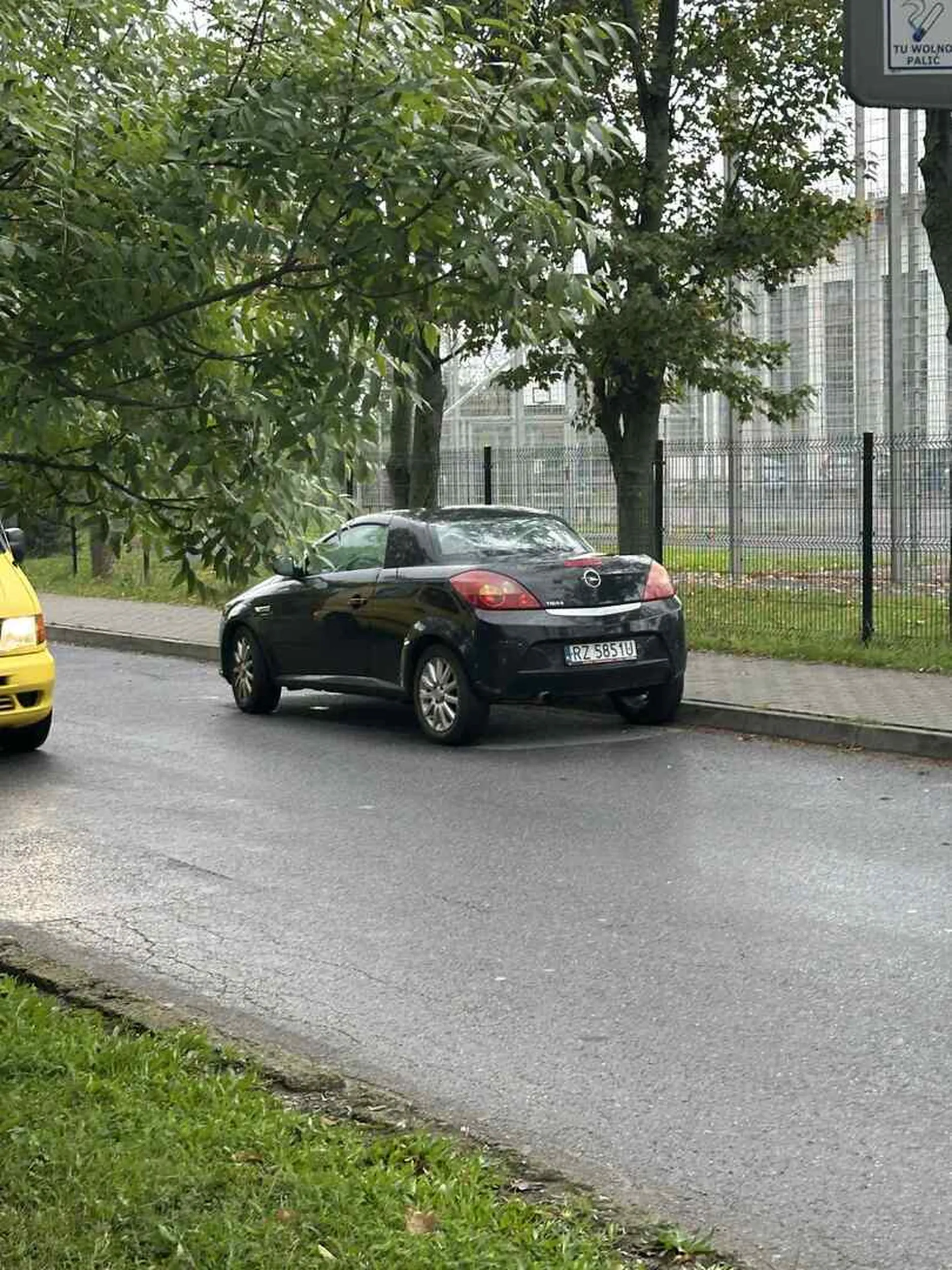 Co trzeba mieć w glowie żeby zaparkować tak zaparkować? 10 metrów przed jest znak zakaz postoju a ten parkuje nawet nie na chodniku tylko na drodze. Szkoda że nie zrobiłem zdjęcia z perspektywy kierowcy. Godzina po 14, sznur samochodów WSK a samochód ze zdjęcia blokuje cały ruch na prawym pasie, zaraz ostry łuk w prawo.
