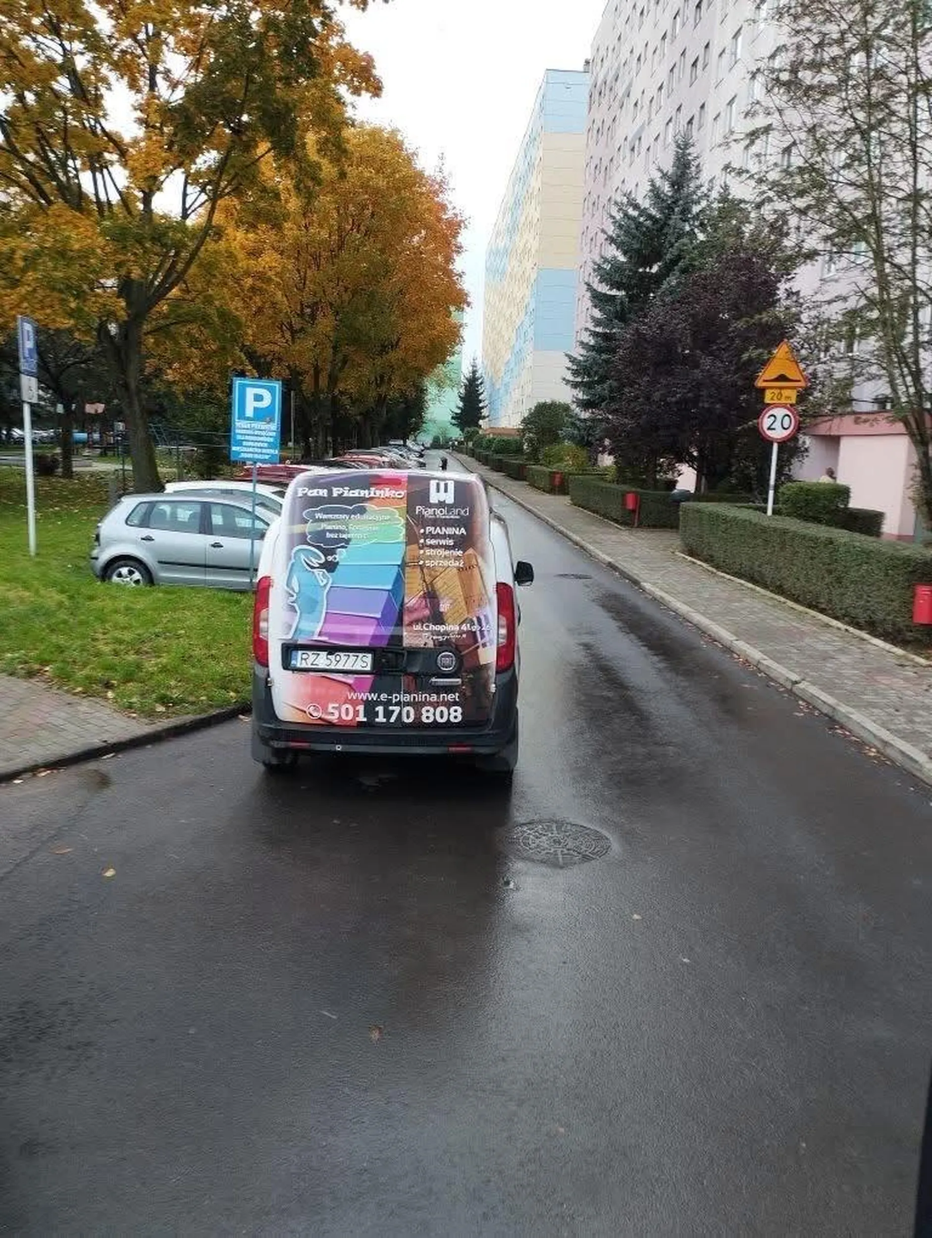 Dopiero było głośno na tym osiedlu, że płonął blok i zginęli ludzie bo straż nie mogła dojechać przez blokujące przejazd auta. Pełno wolnych miejsc na parkingu. Ale lenistwo wygrywa…